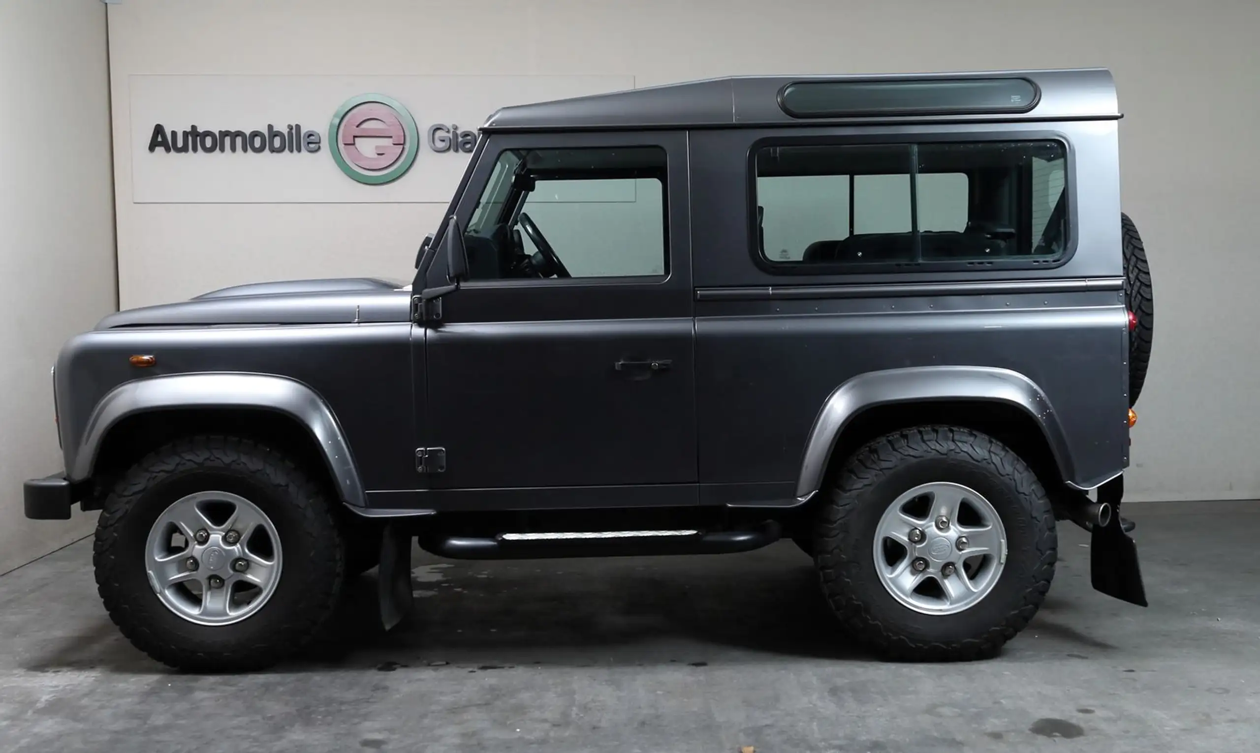 Land Rover - Defender