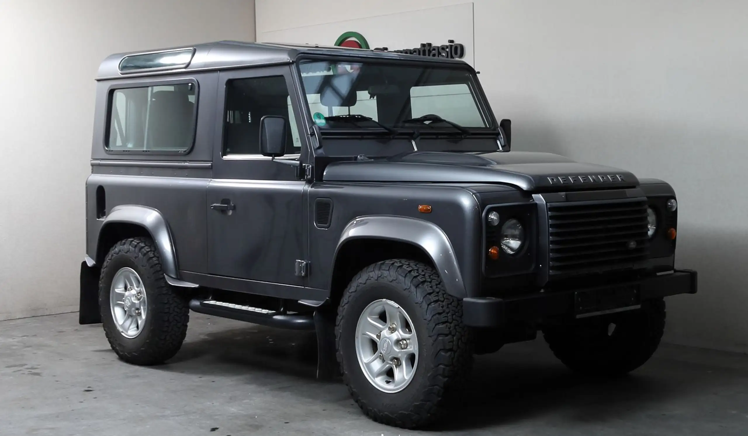 Land Rover - Defender