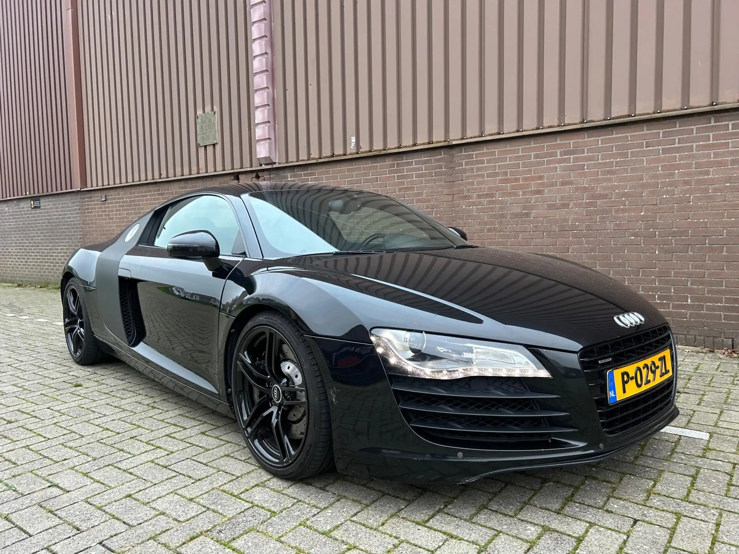 Audi - R8