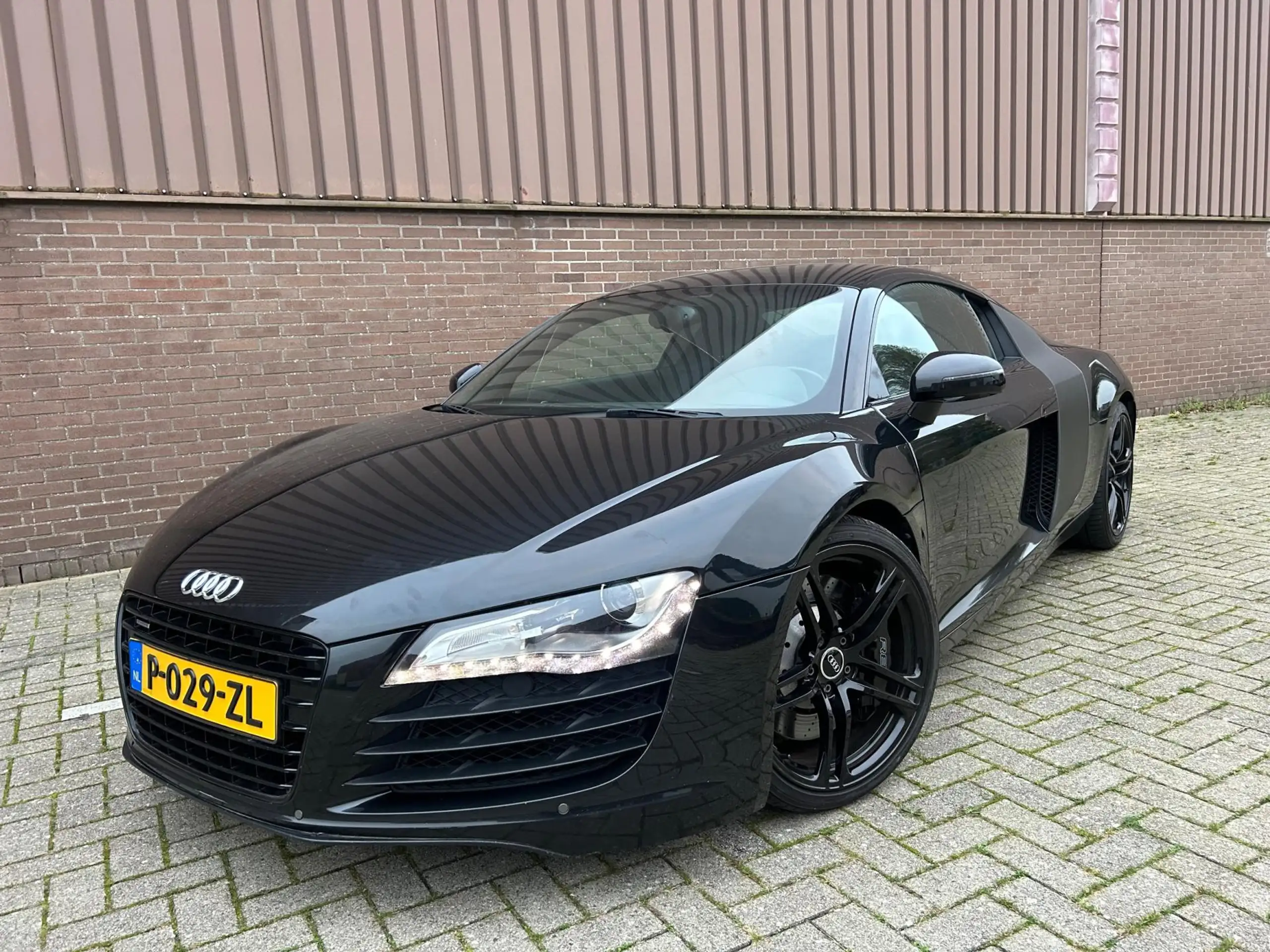 Audi - R8