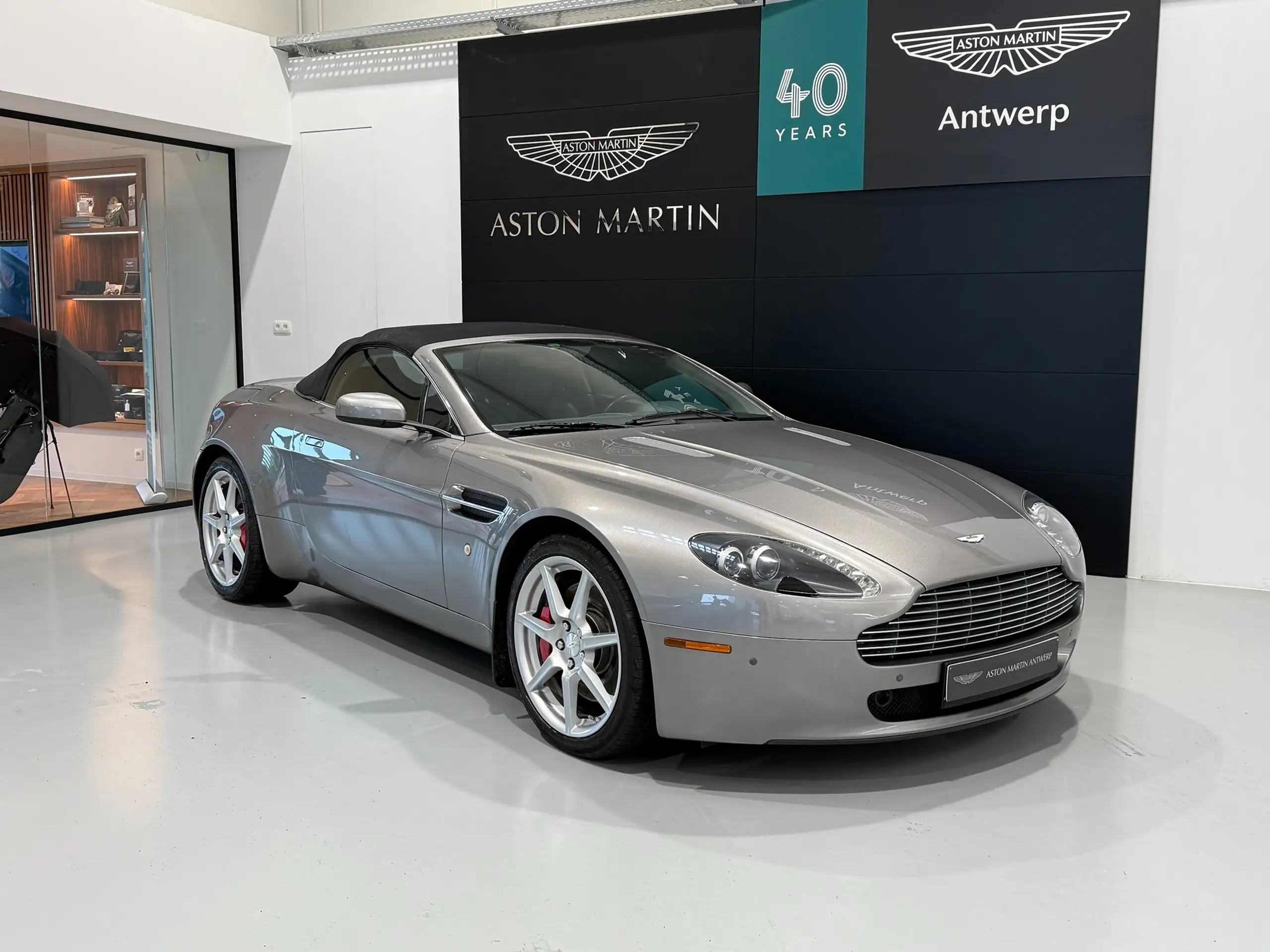 Aston Martin - V8