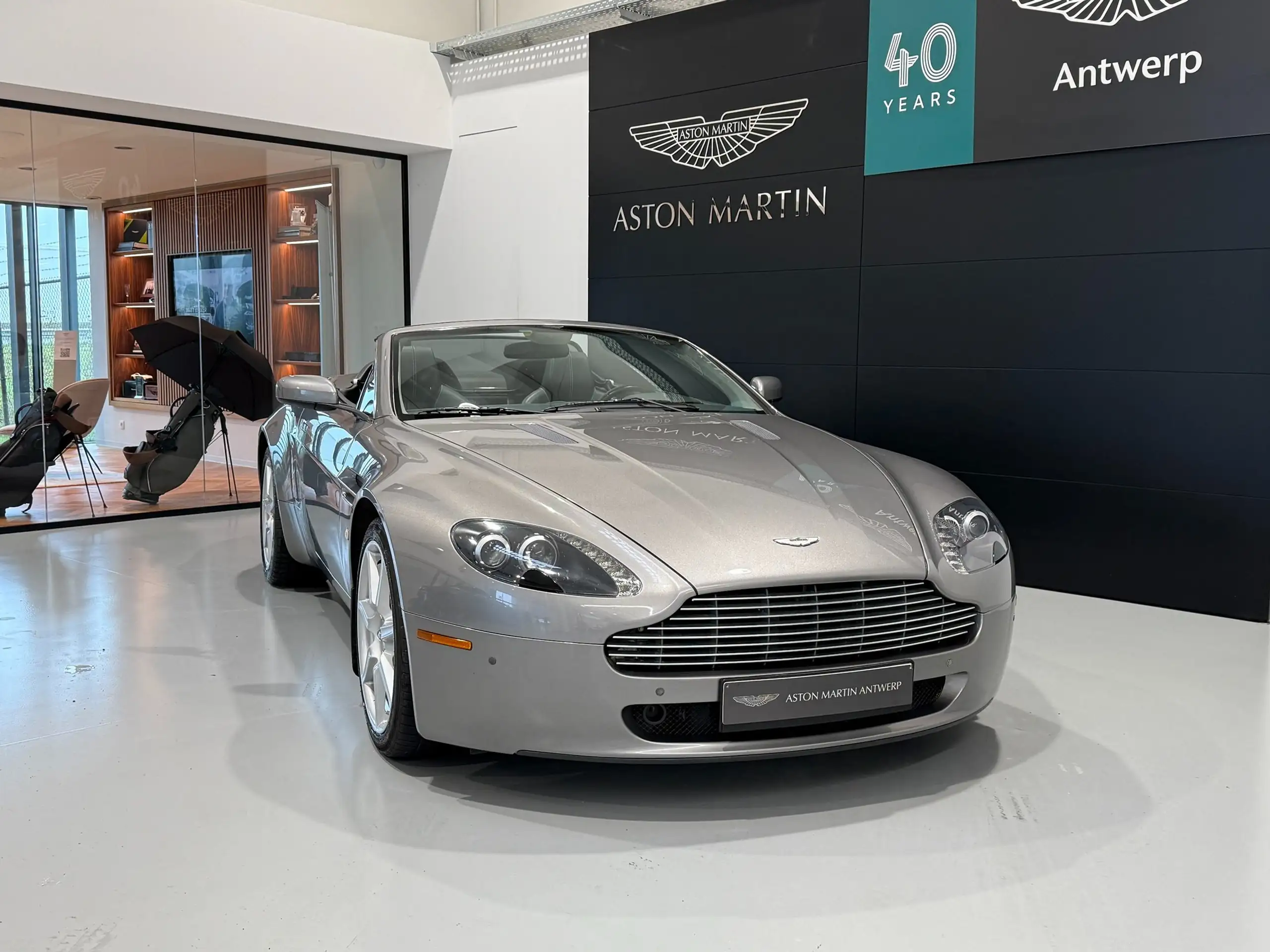 Aston Martin - V8