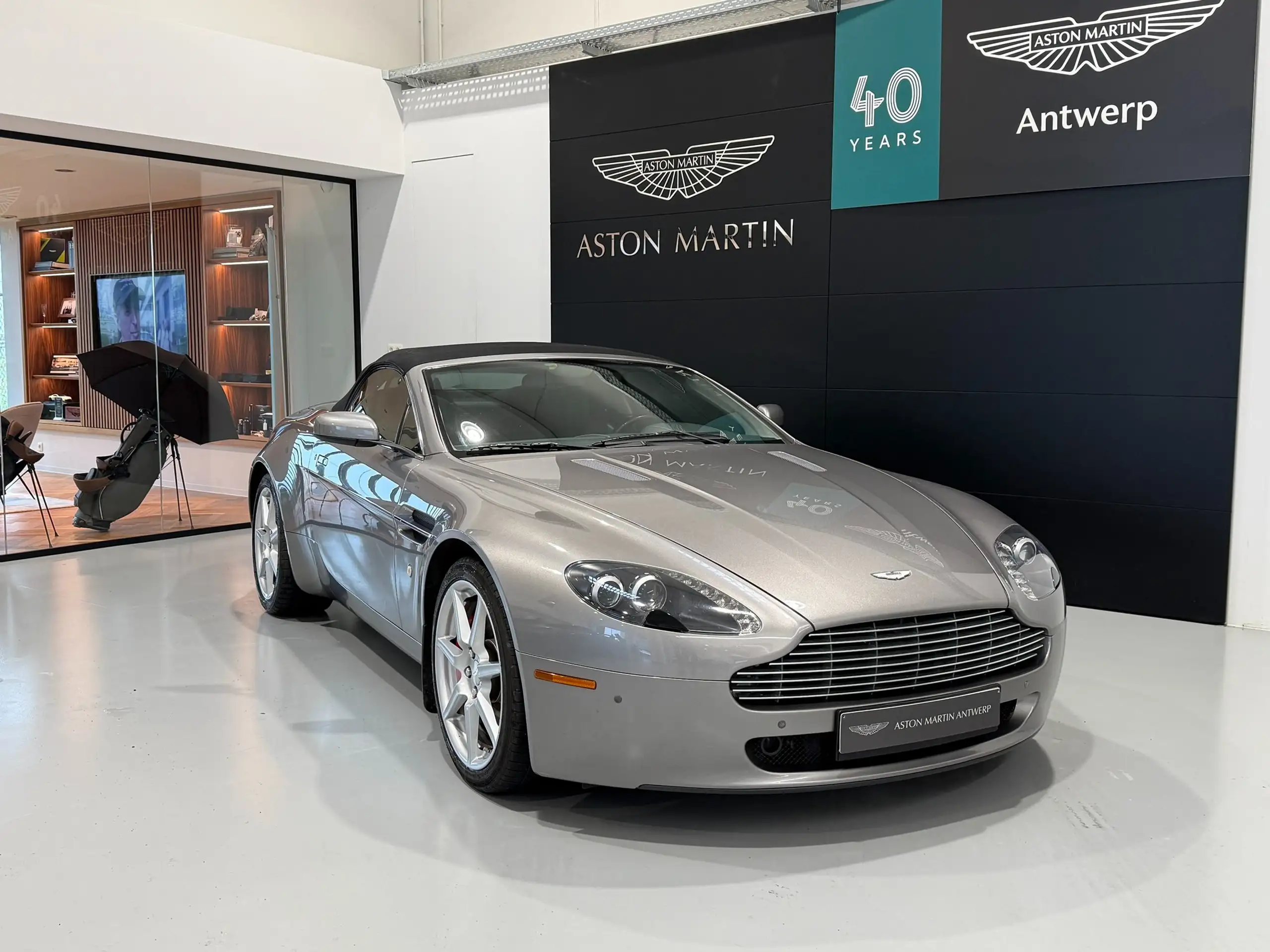 Aston Martin - V8