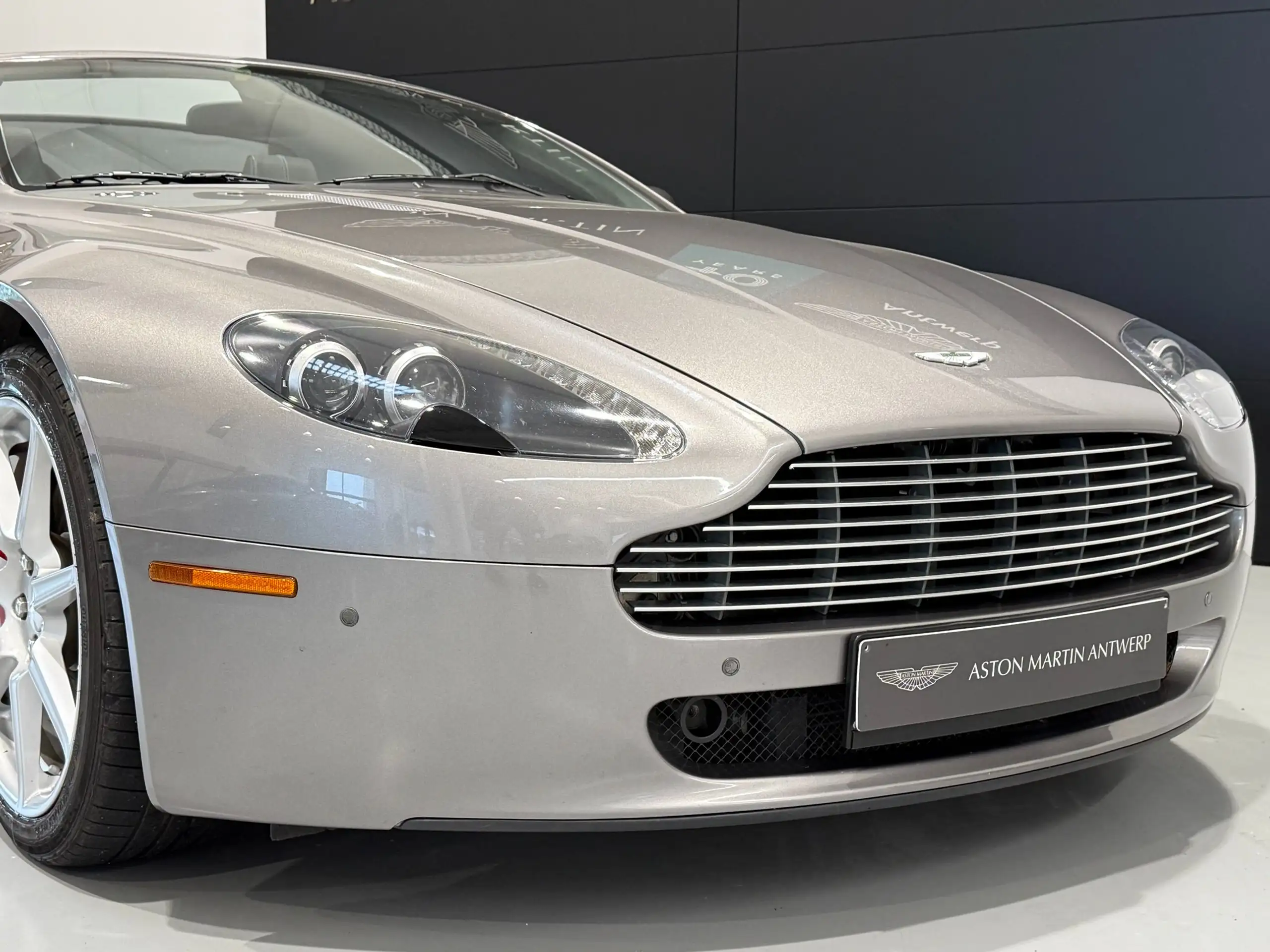 Aston Martin - V8