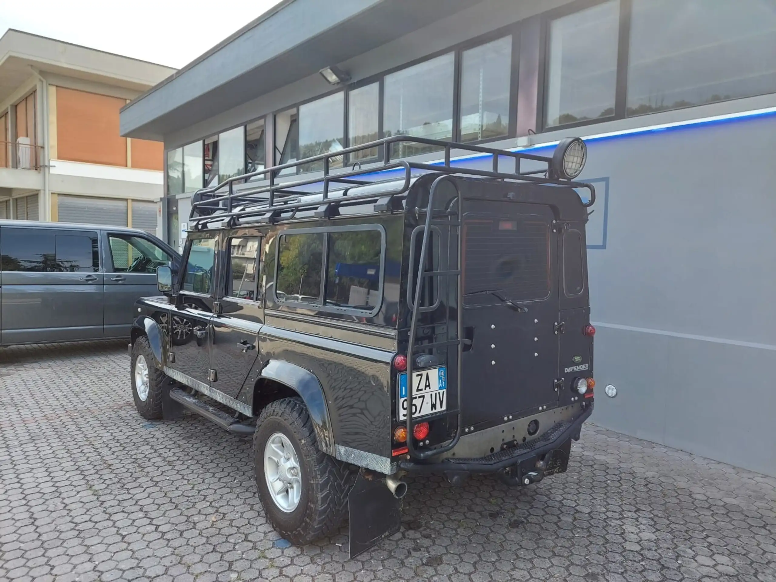 Land Rover - Defender