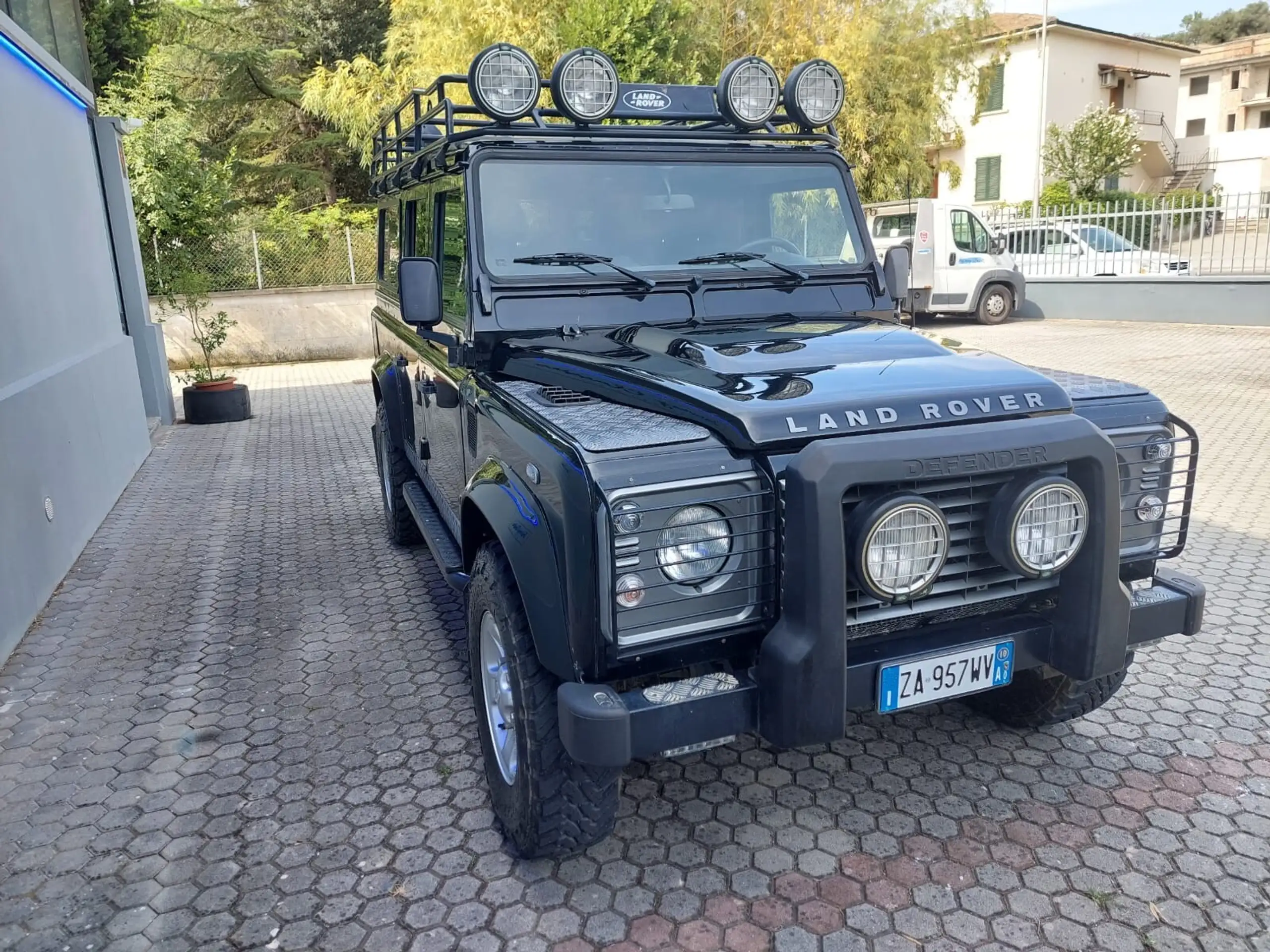 Land Rover - Defender