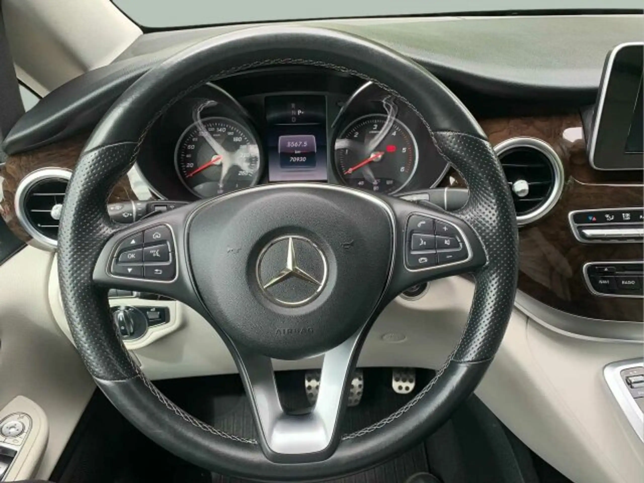 Mercedes-Benz - V 220