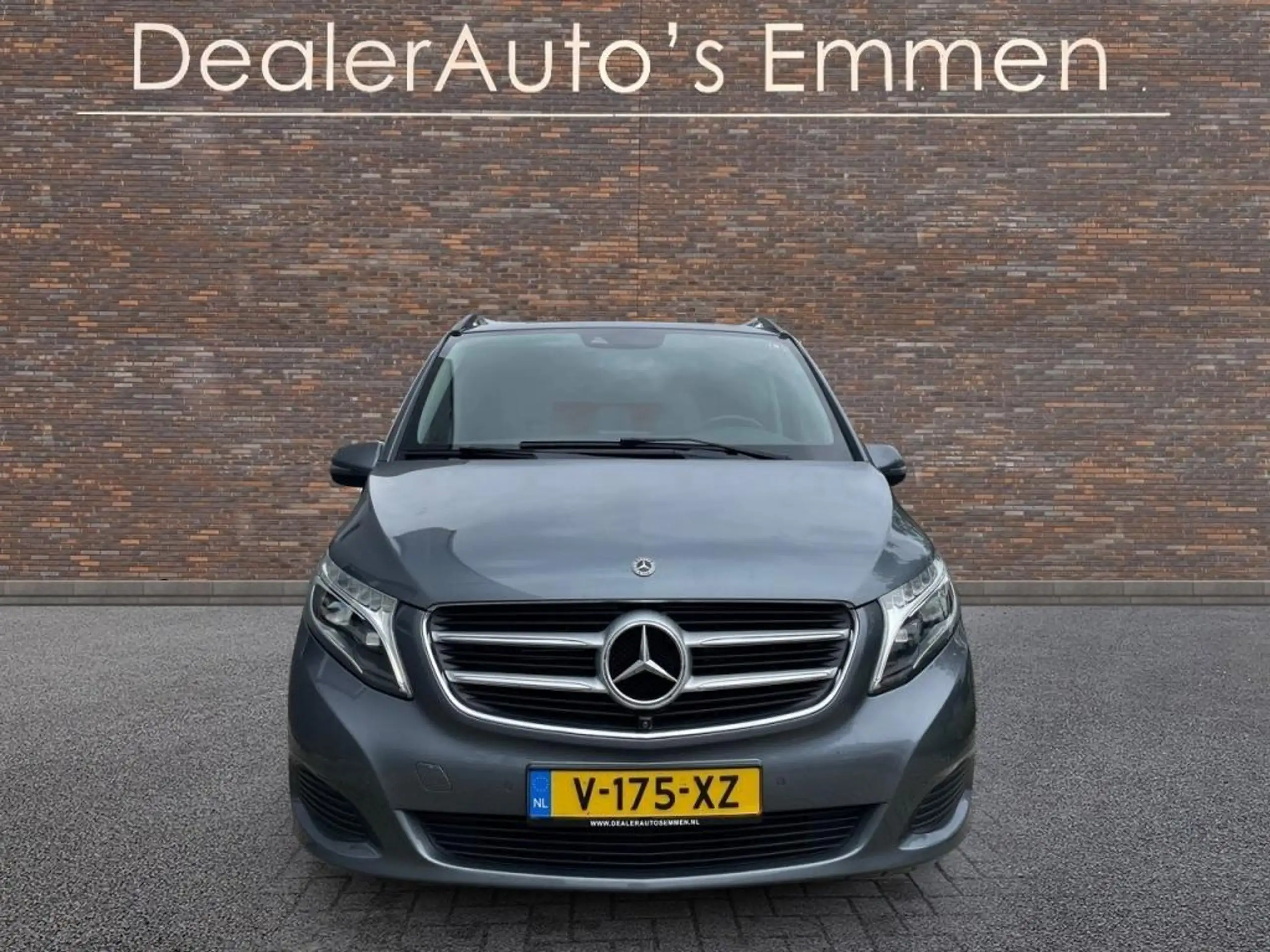 Mercedes-Benz - V 220