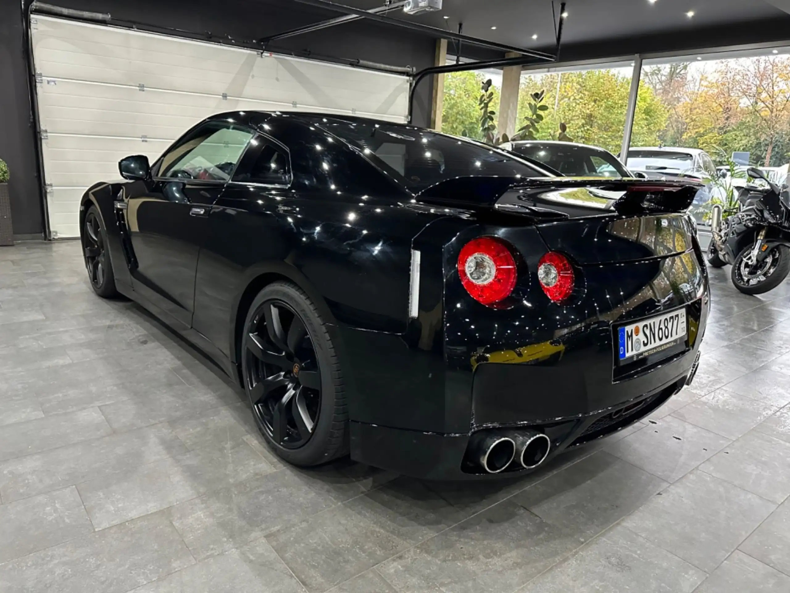 Nissan - GT-R