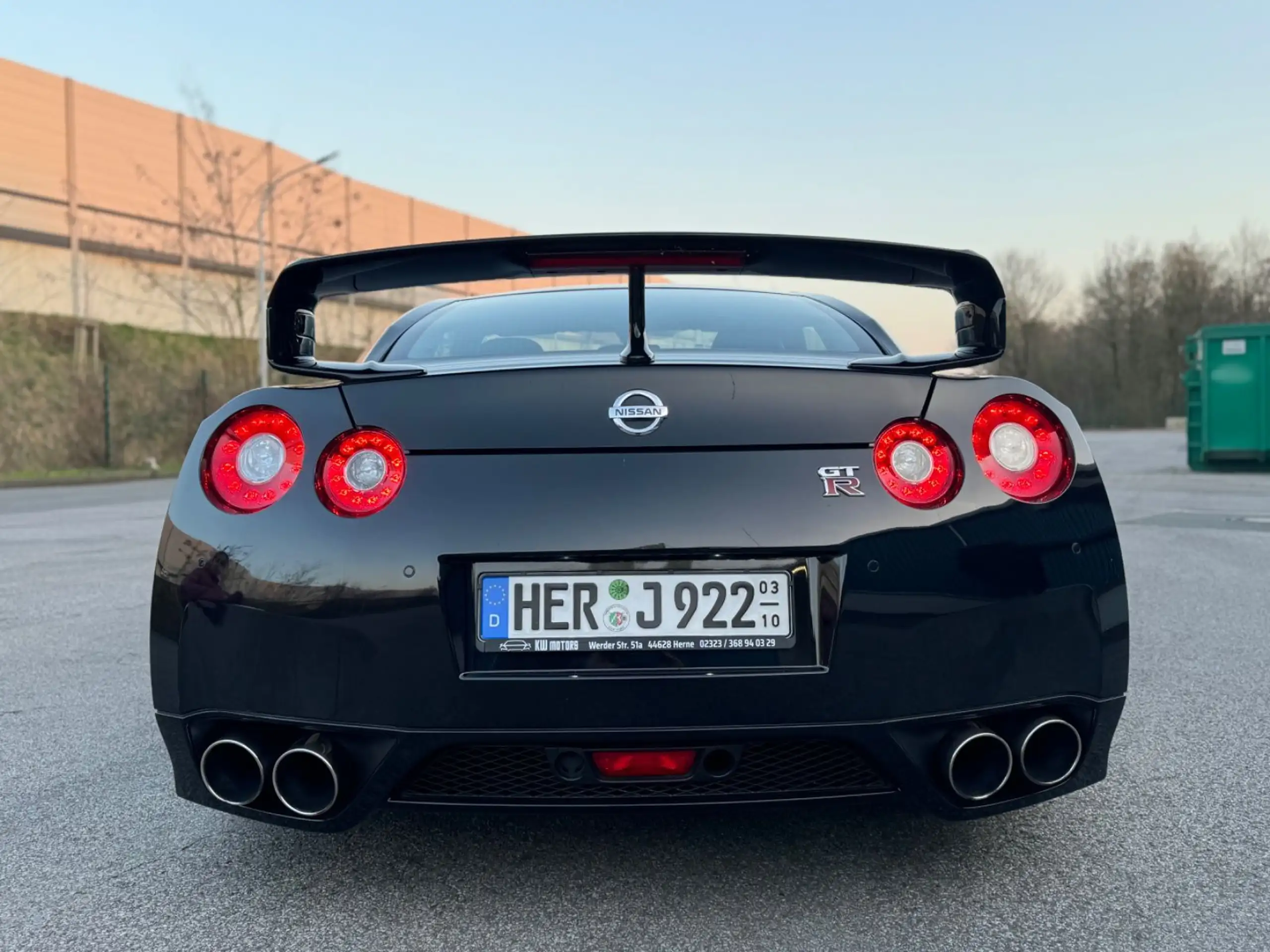 Nissan - GT-R