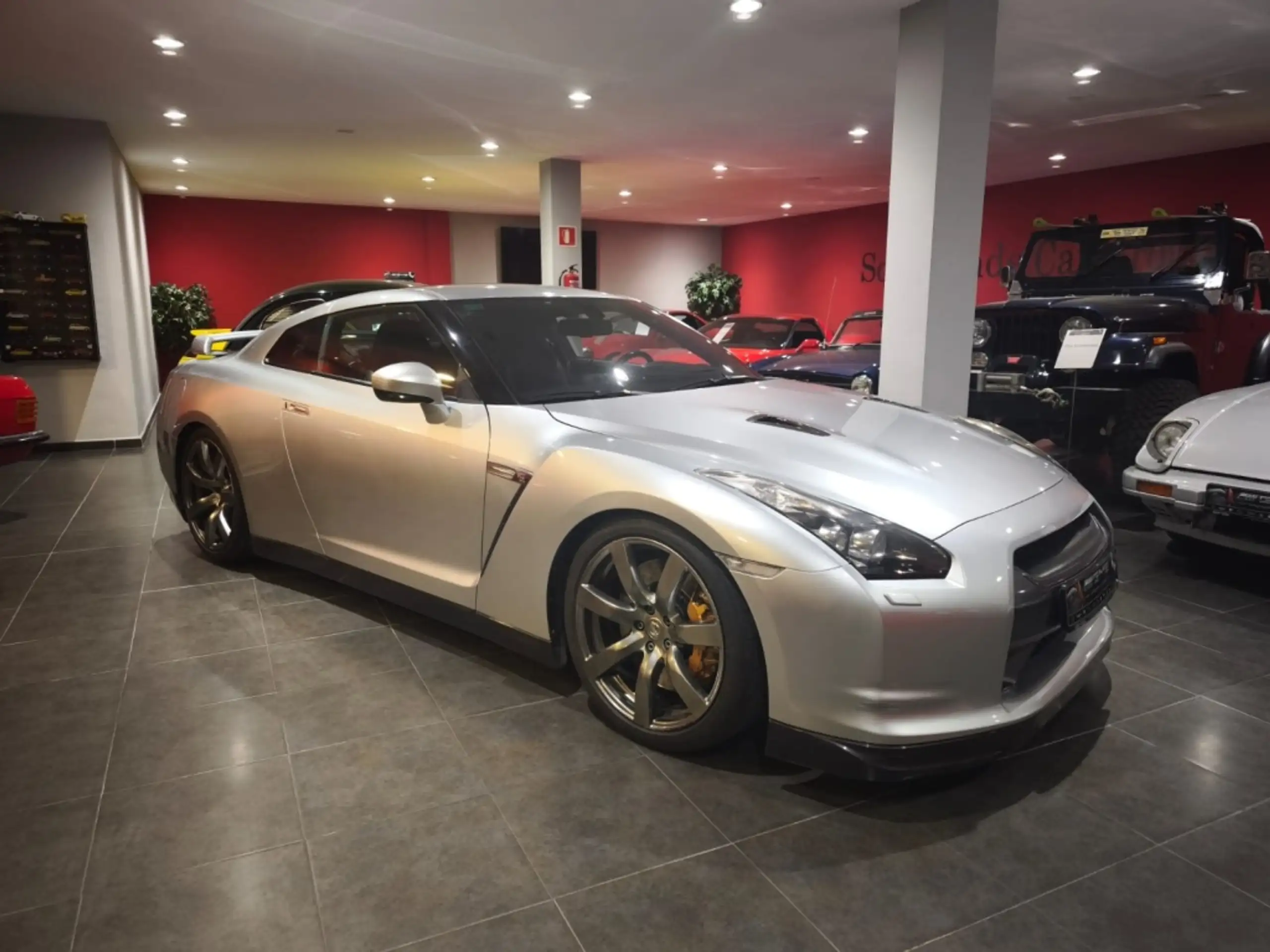 Nissan - GT-R