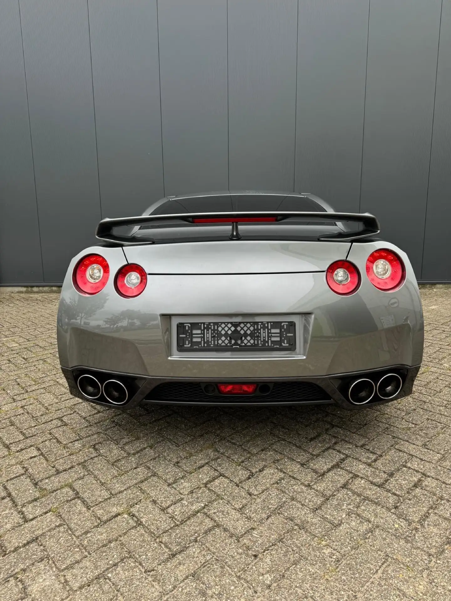 Nissan - GT-R