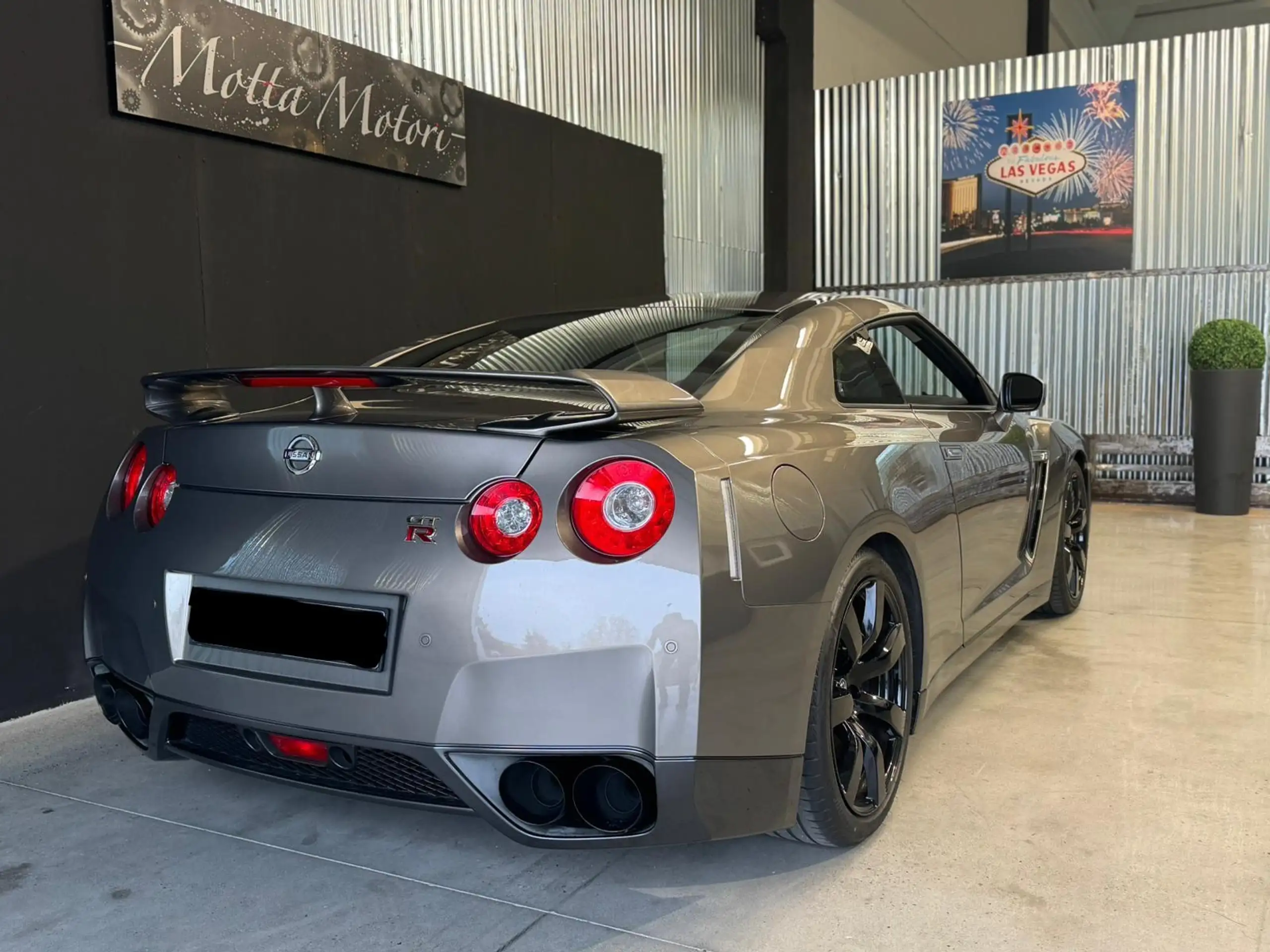 Nissan - GT-R