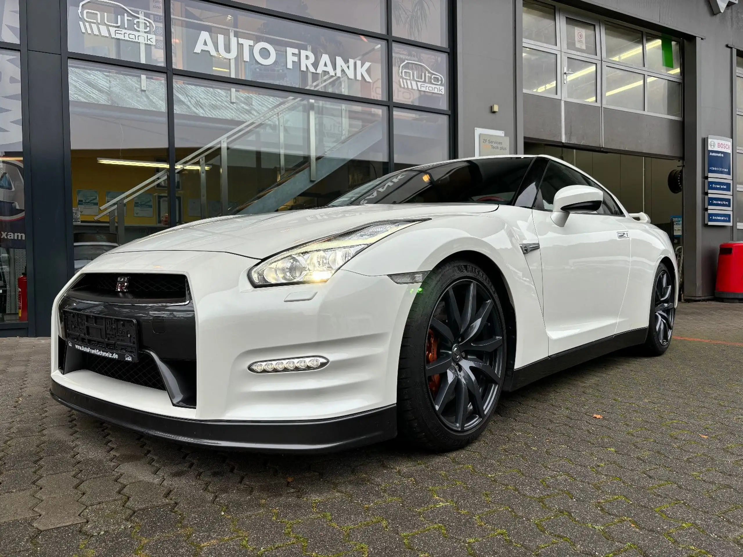 Nissan - GT-R