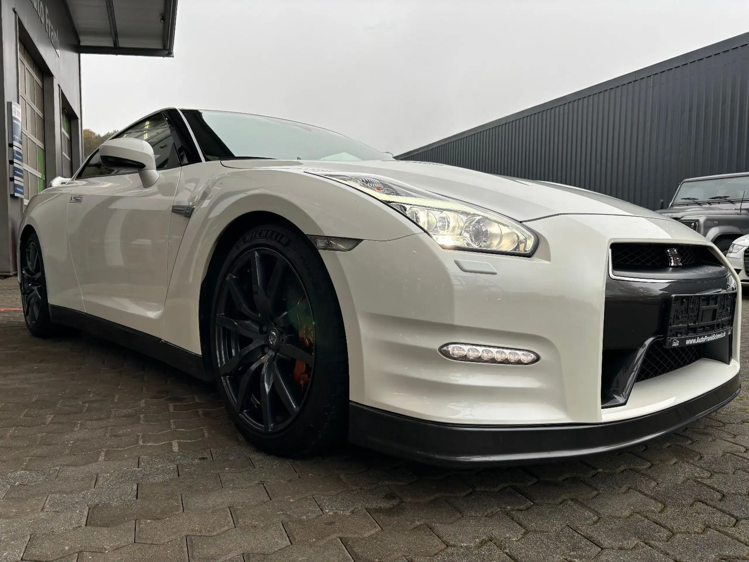 Nissan - GT-R