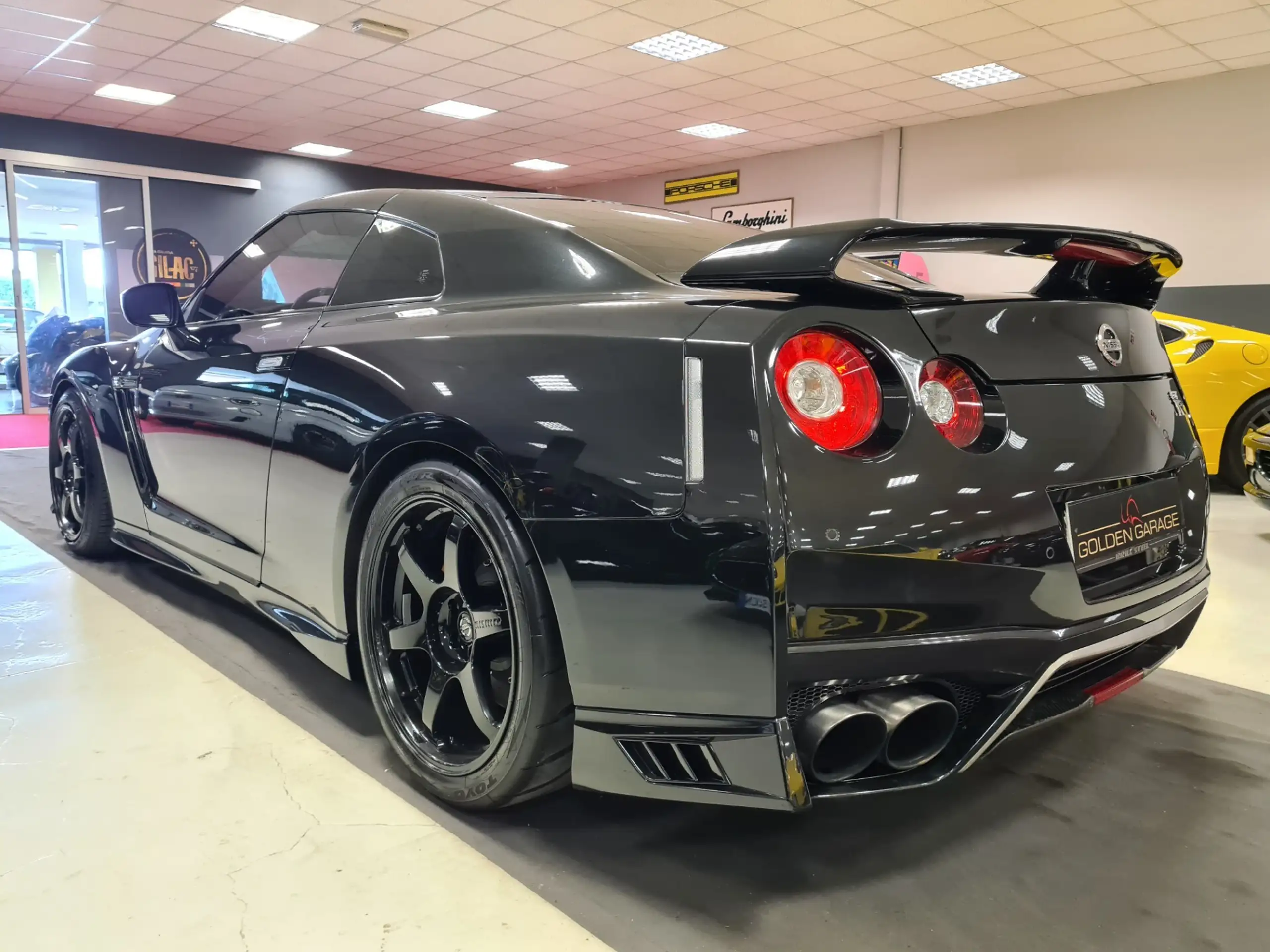 Nissan - GT-R