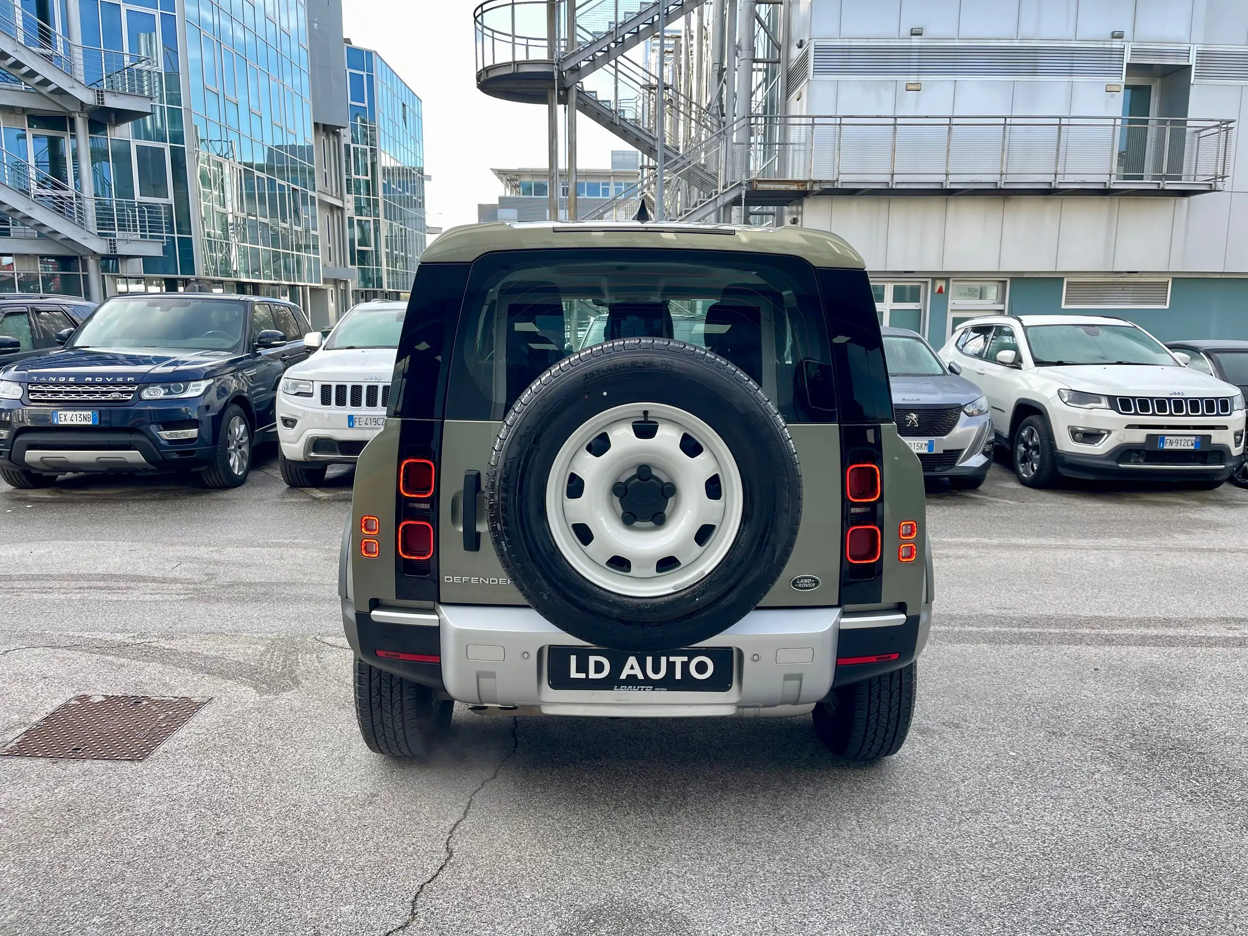 Land Rover - Defender