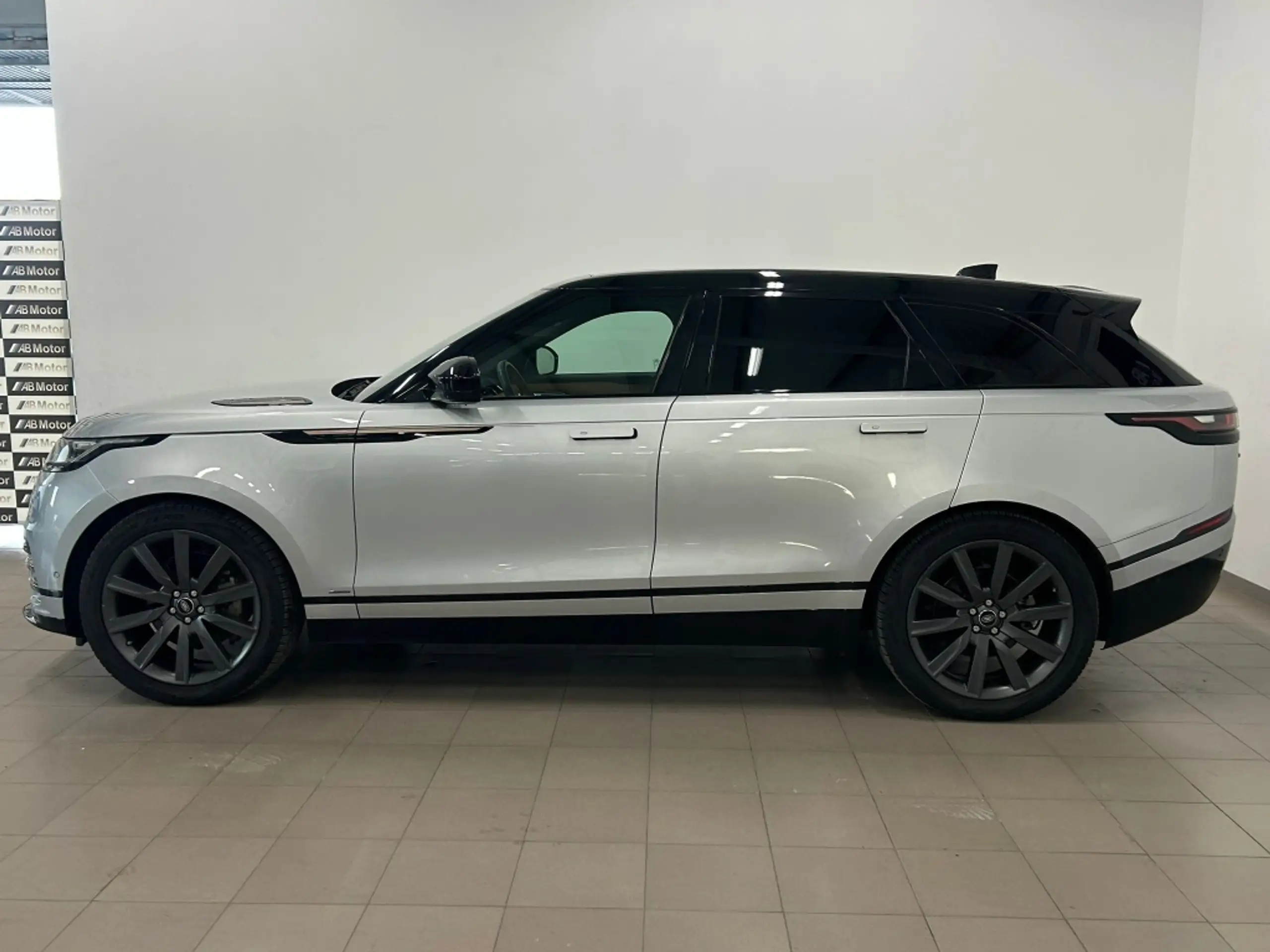 Land Rover - Range Rover Velar