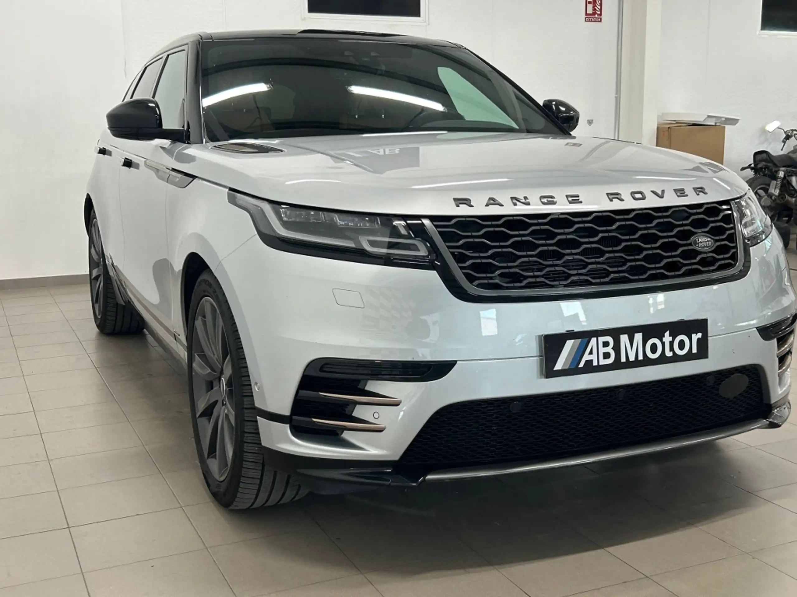 Land Rover - Range Rover Velar