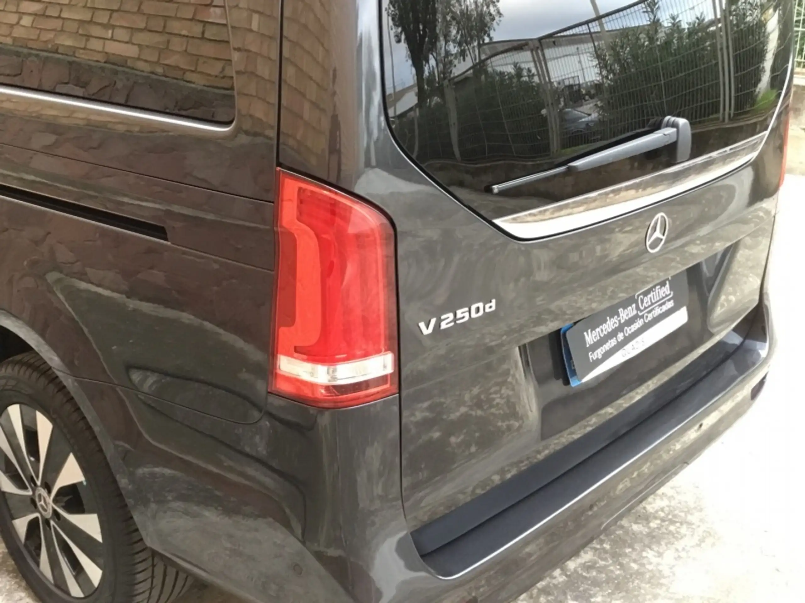 Mercedes-Benz - V