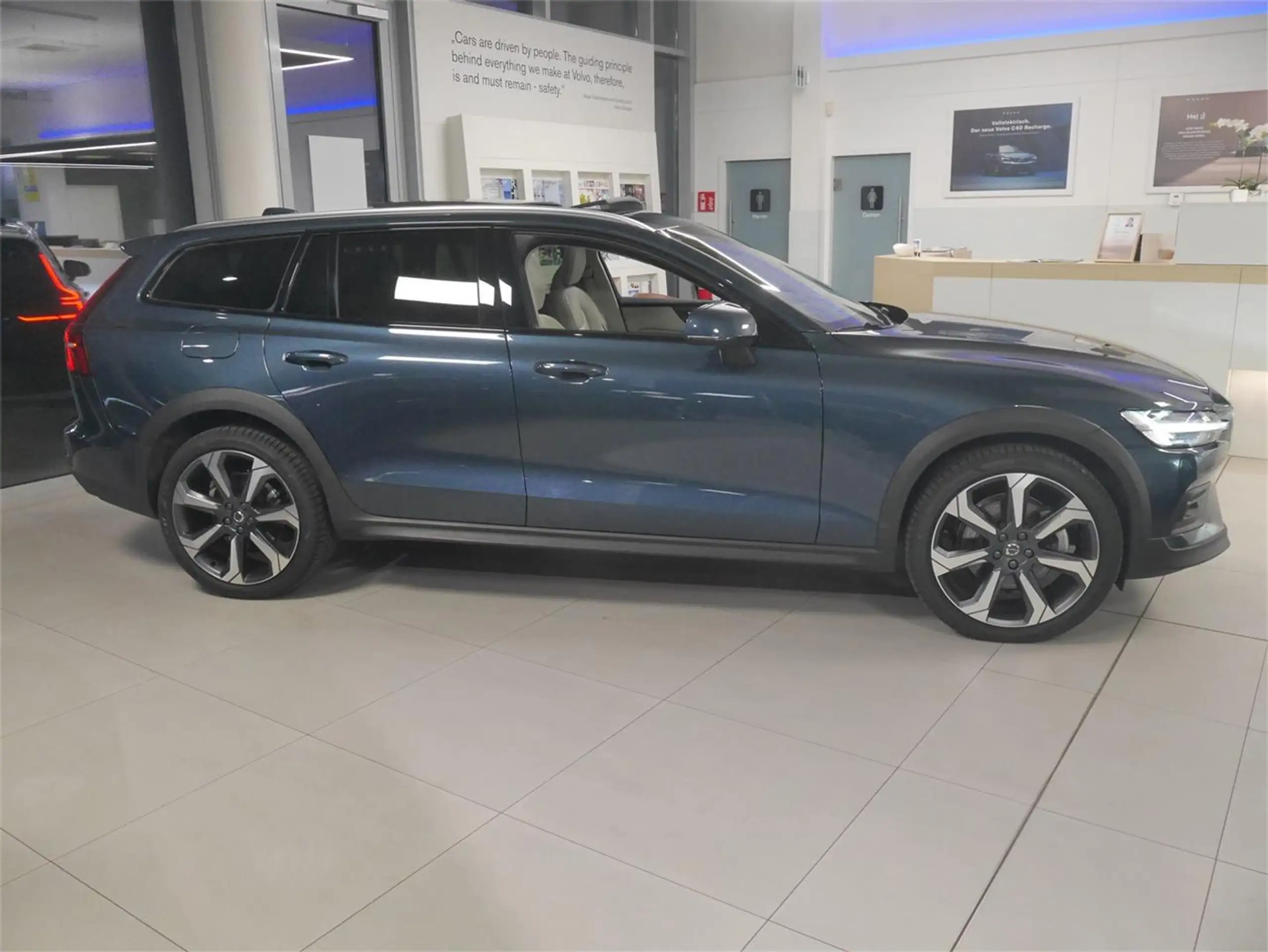 Volvo - V60 Cross Country