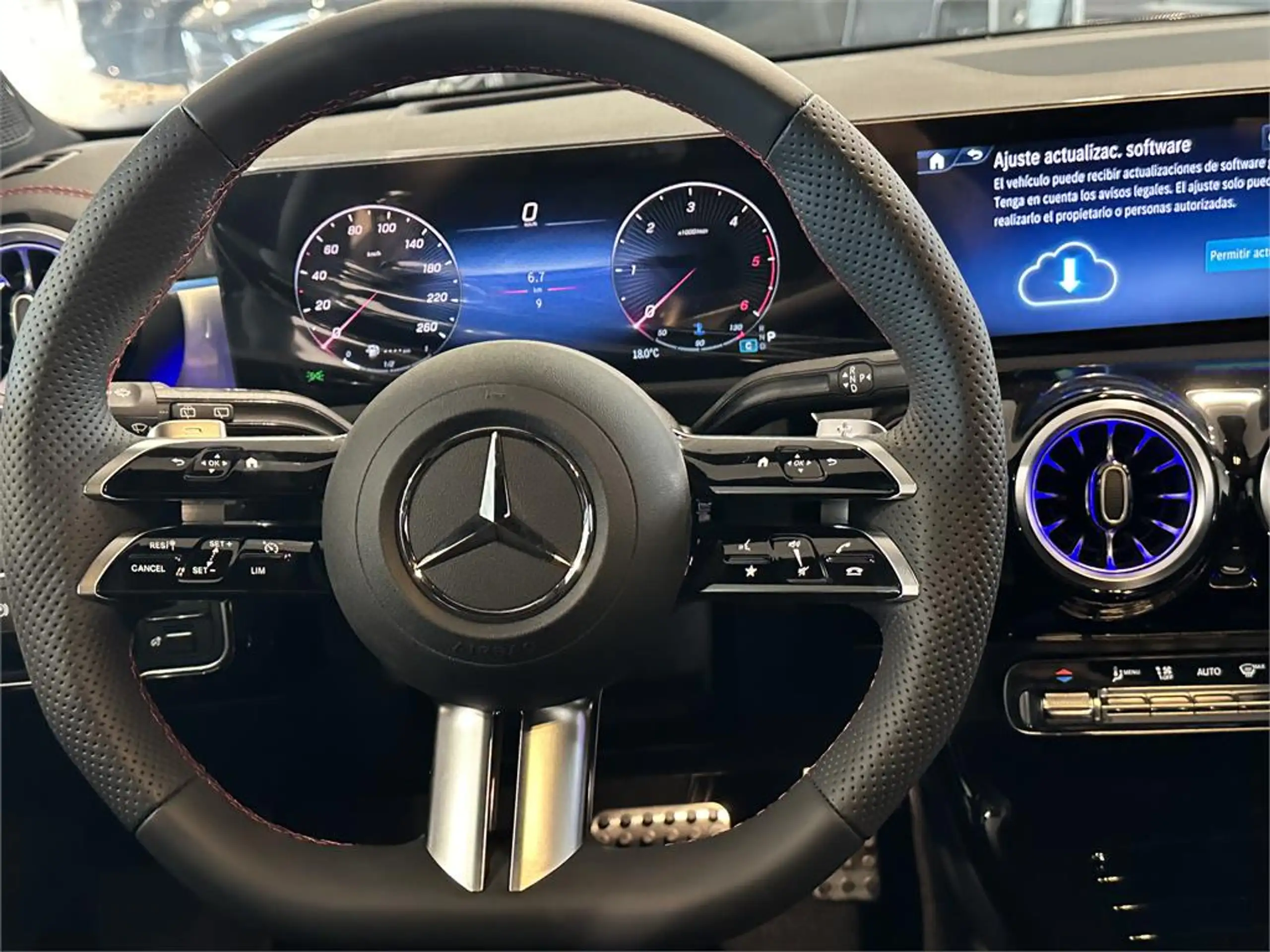 Mercedes-Benz - CLA 200