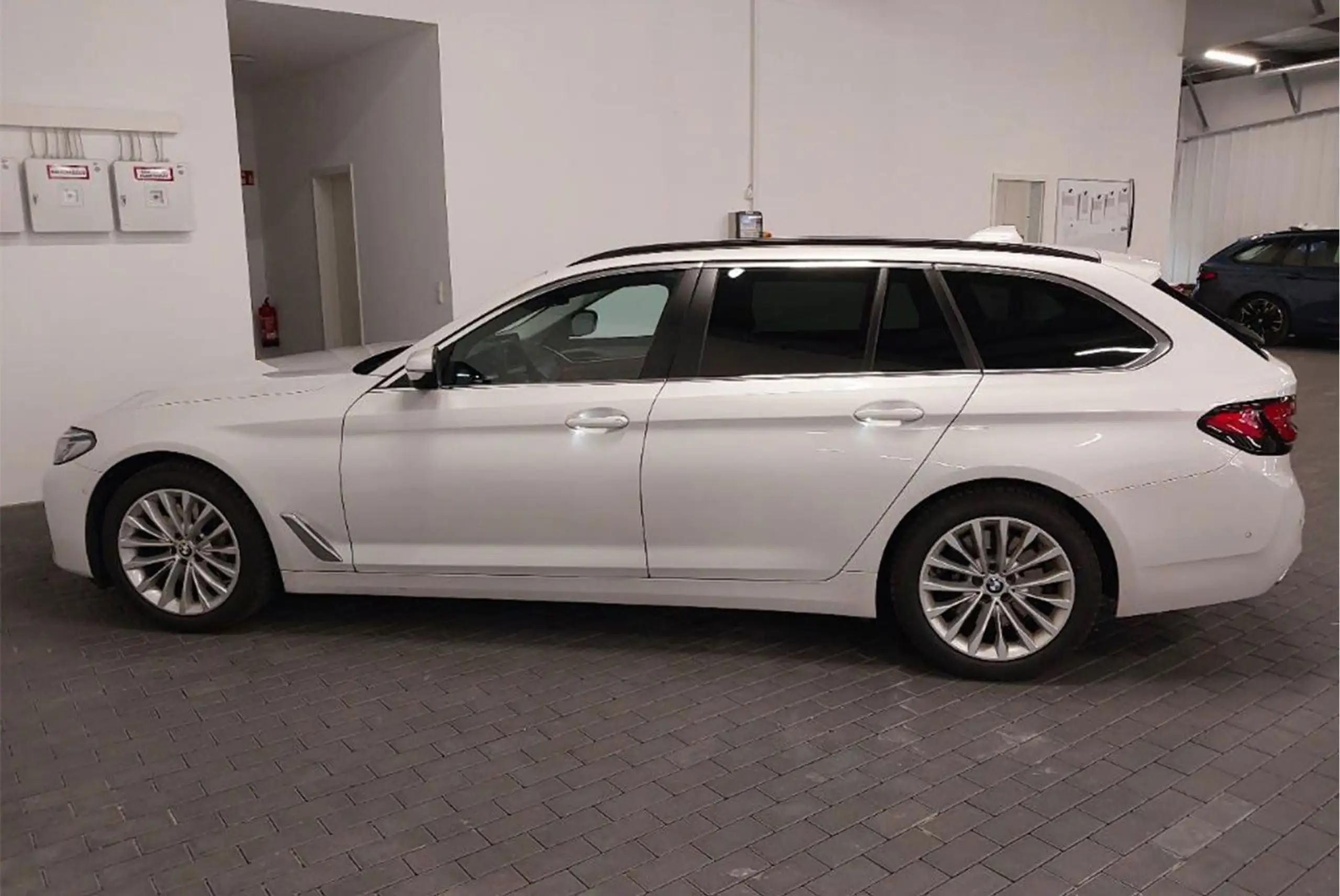 BMW - 530