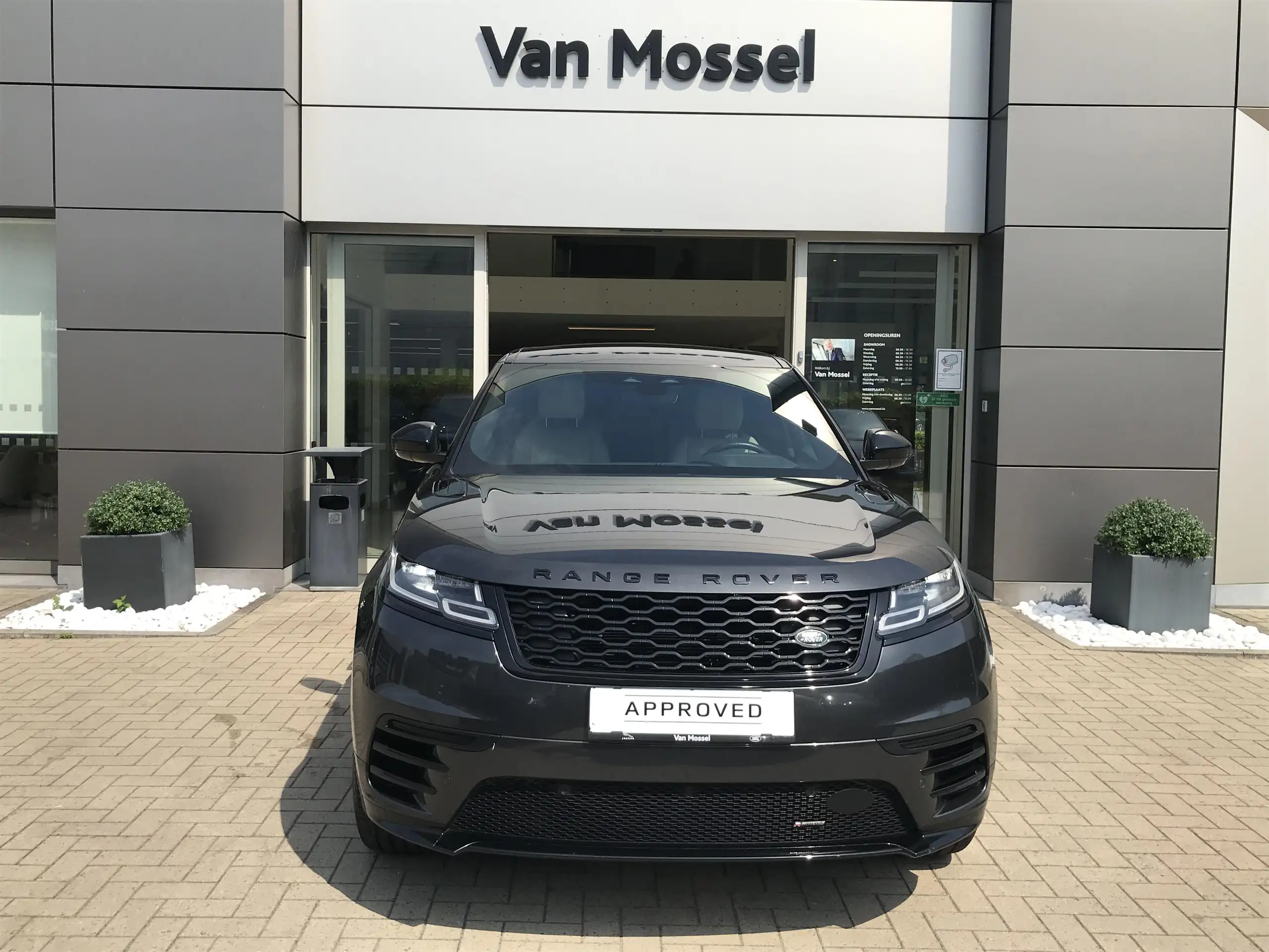 Land Rover - Range Rover Velar