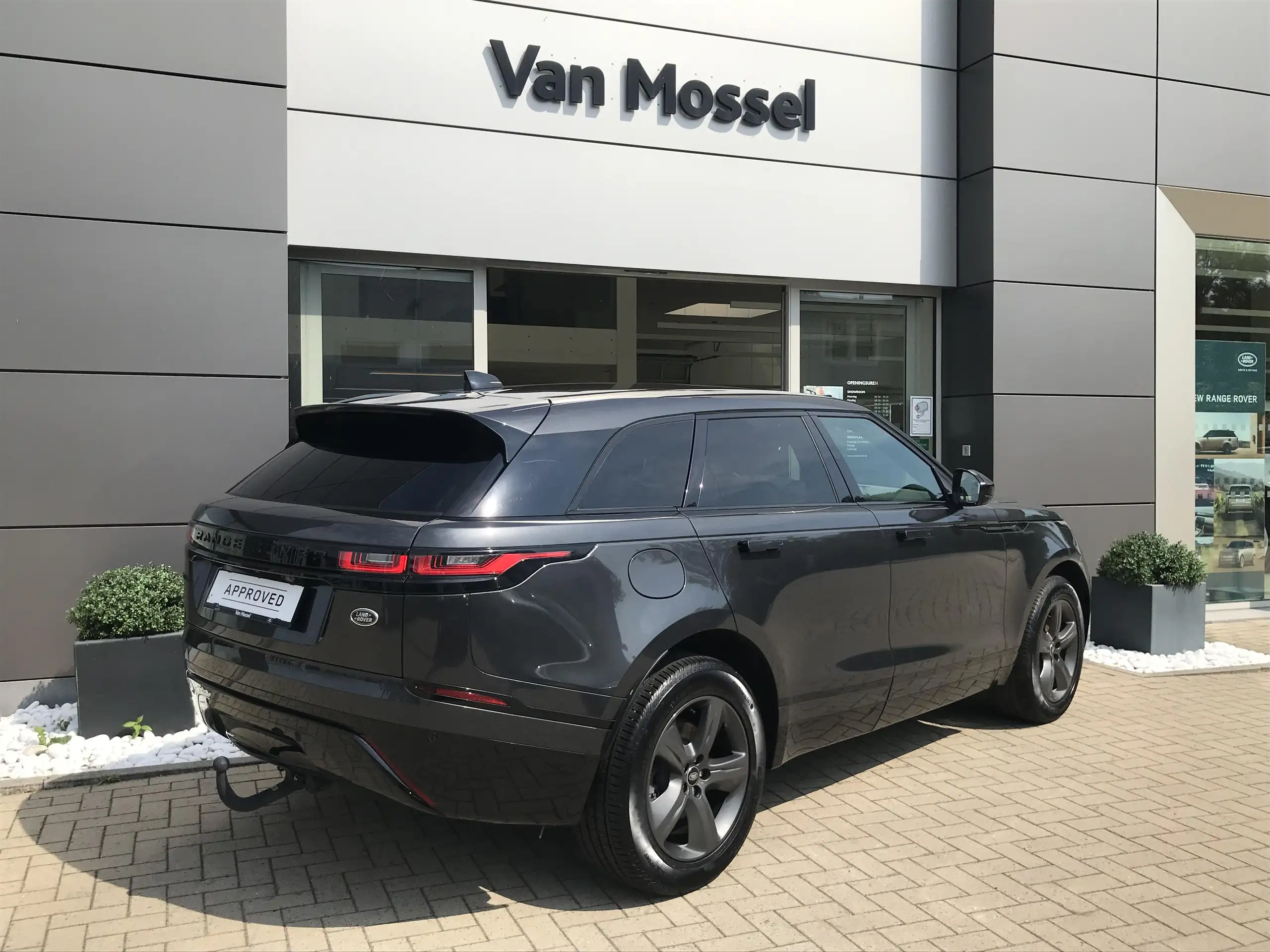 Land Rover - Range Rover Velar