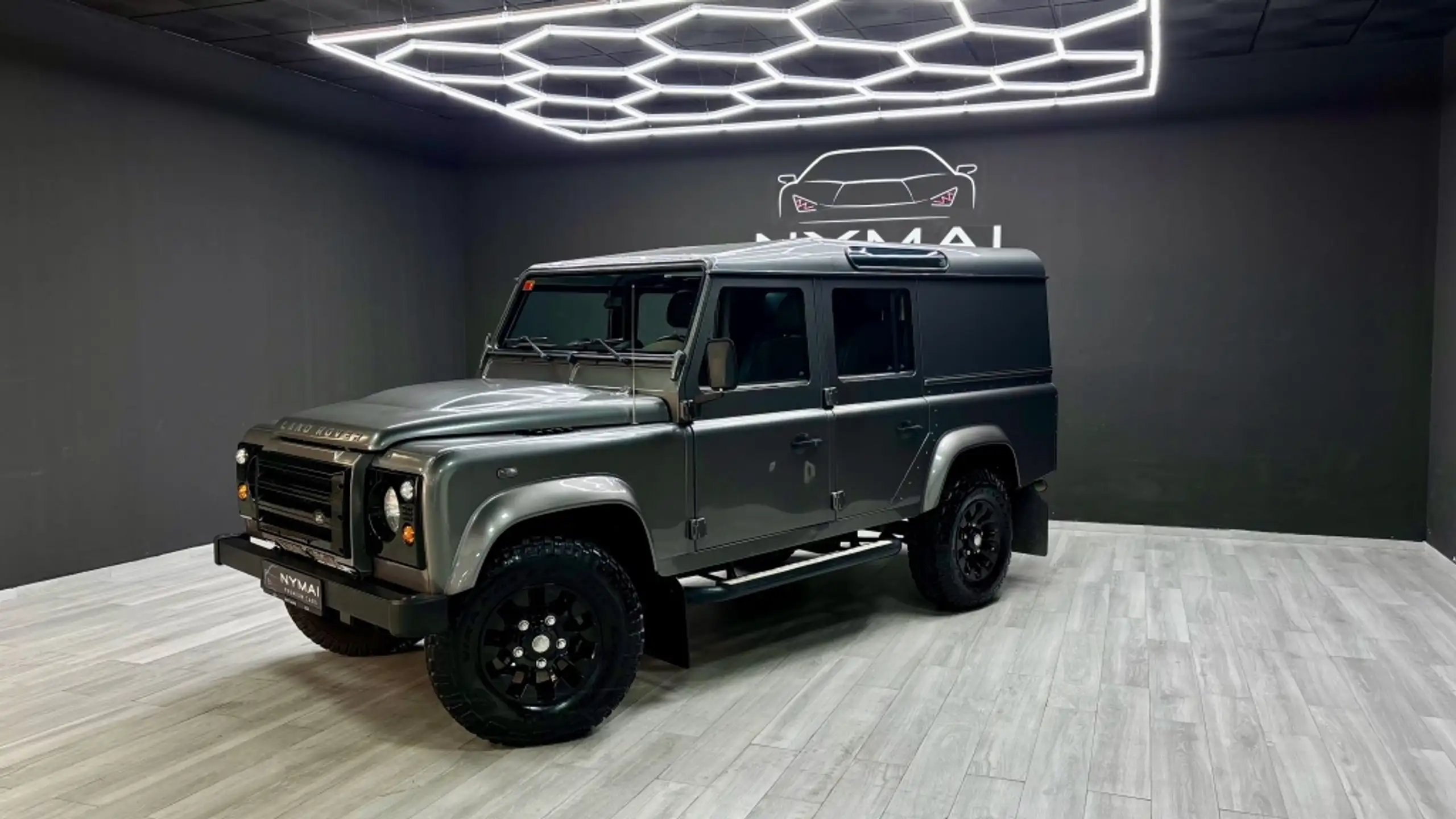 Land Rover - Defender