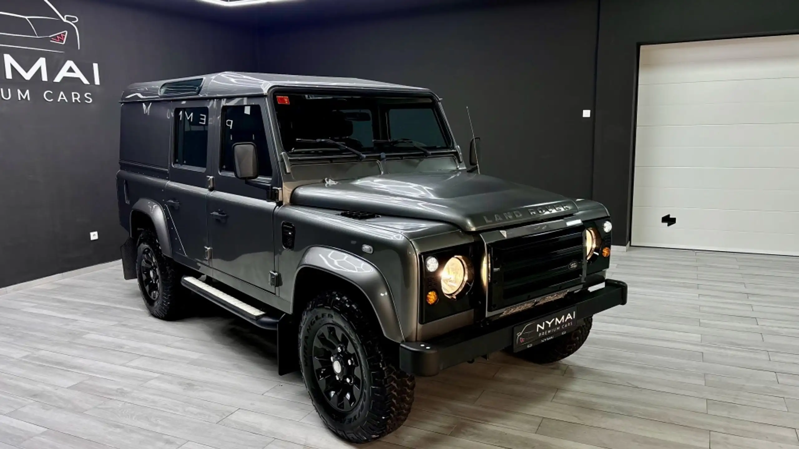 Land Rover - Defender