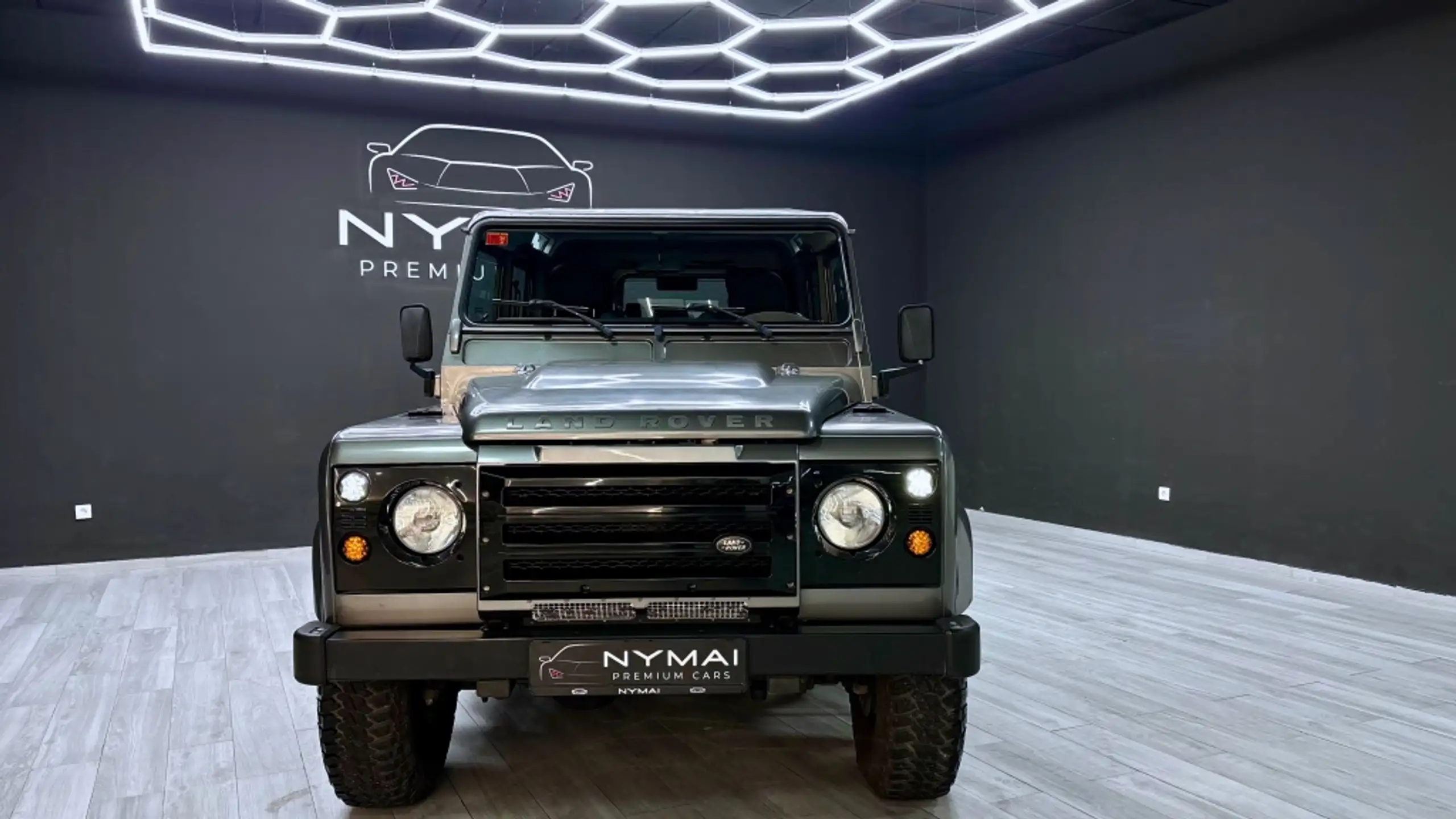 Land Rover - Defender