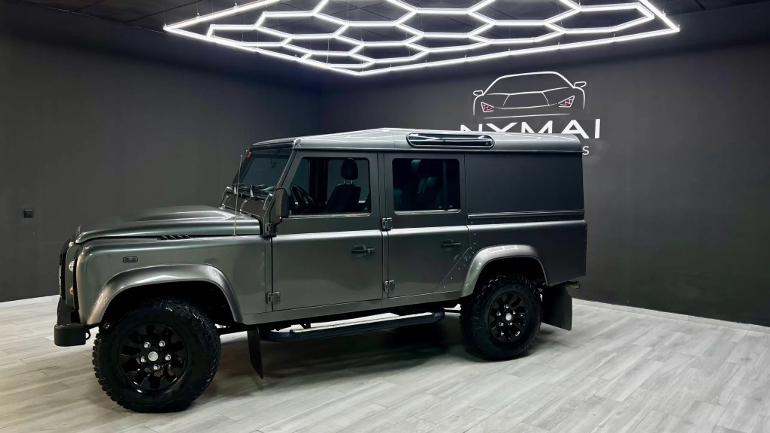 Land Rover - Defender