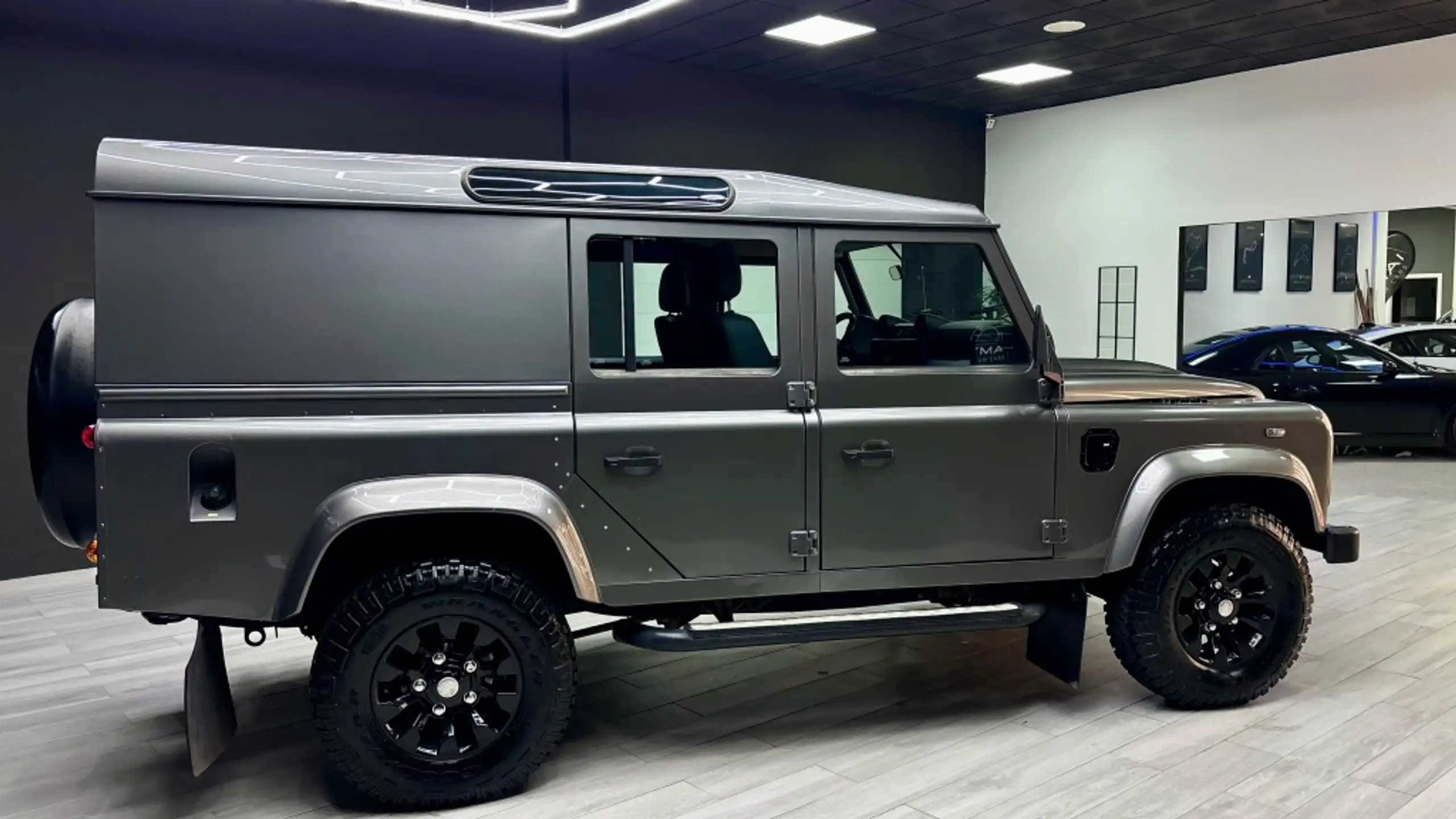 Land Rover - Defender