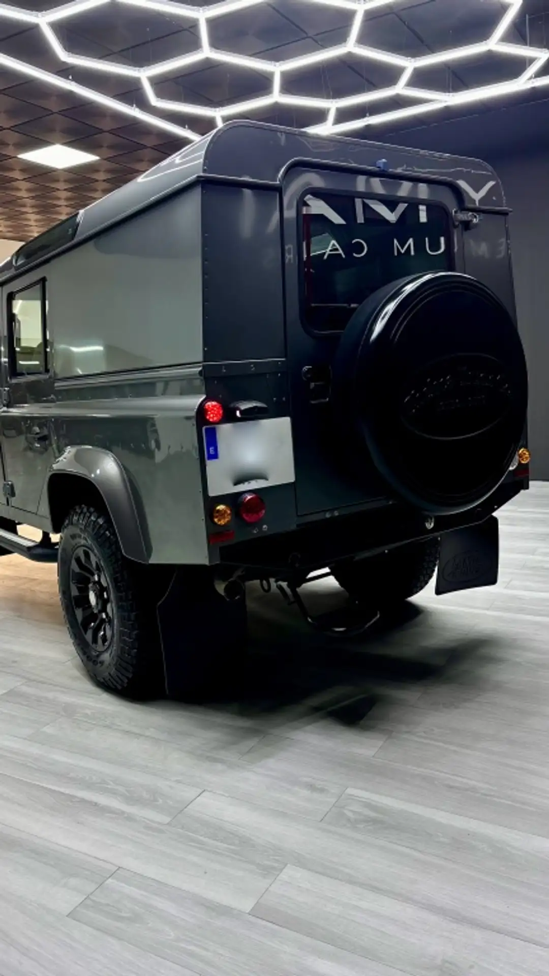 Land Rover - Defender