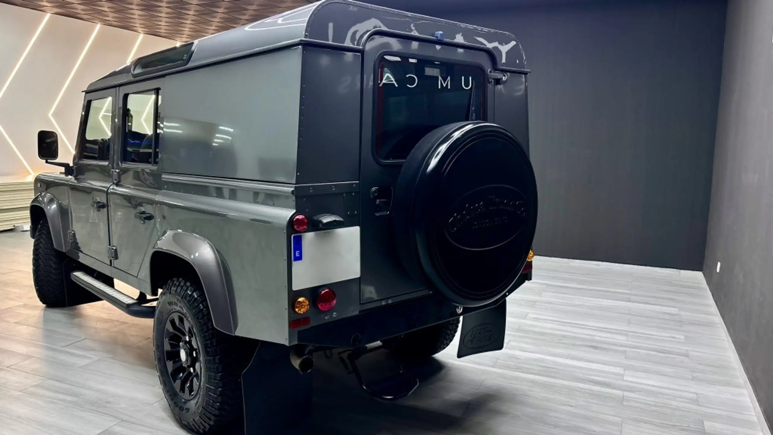 Land Rover - Defender