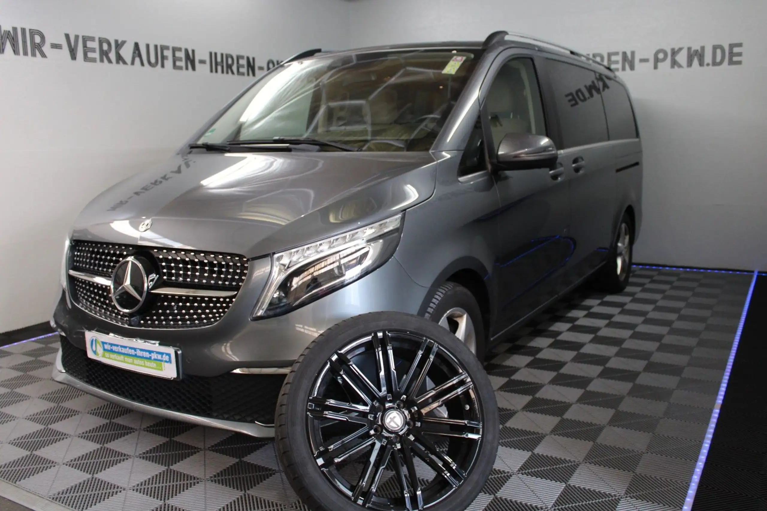 Mercedes-Benz - V 250