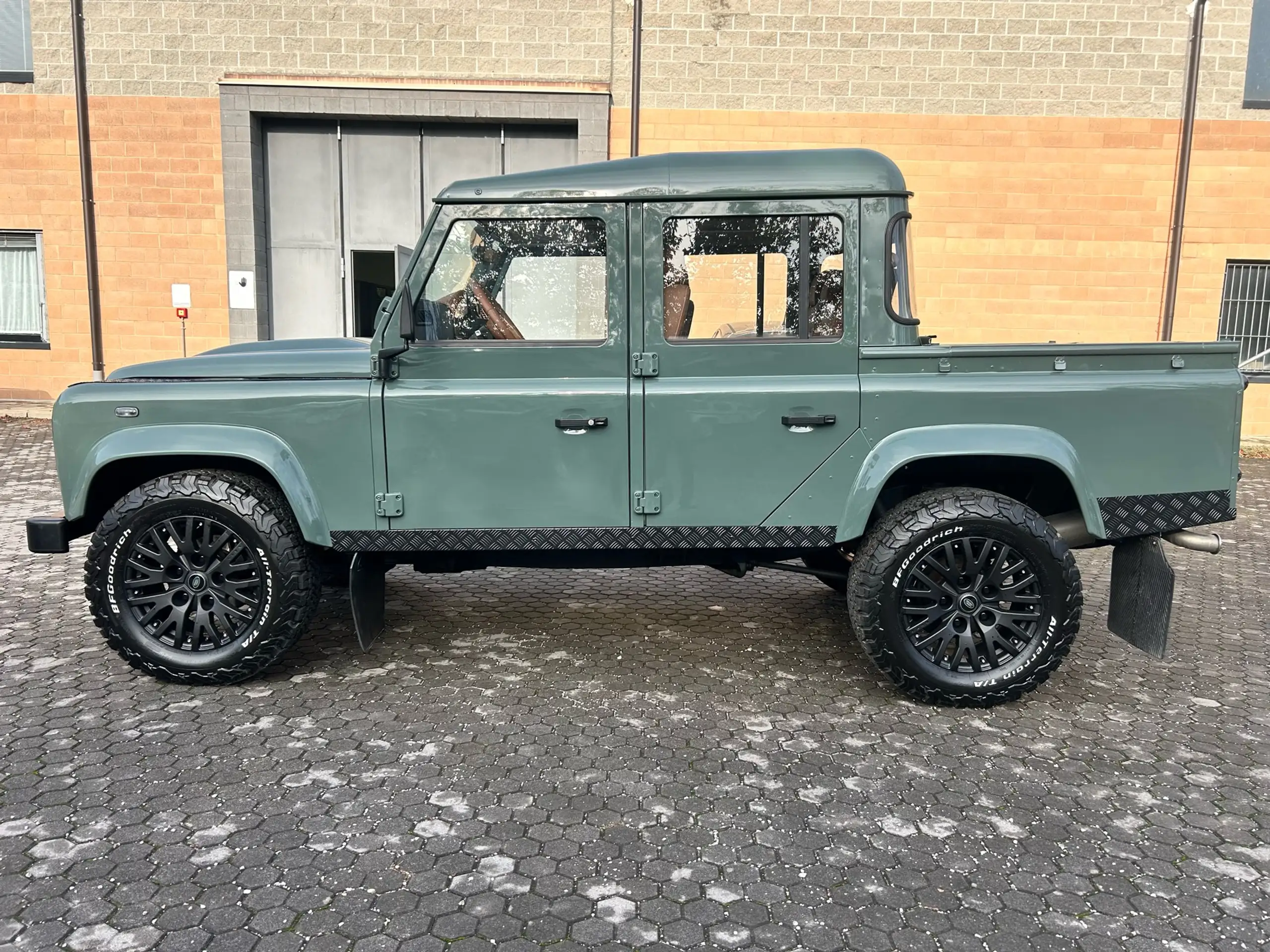 Land Rover - Defender