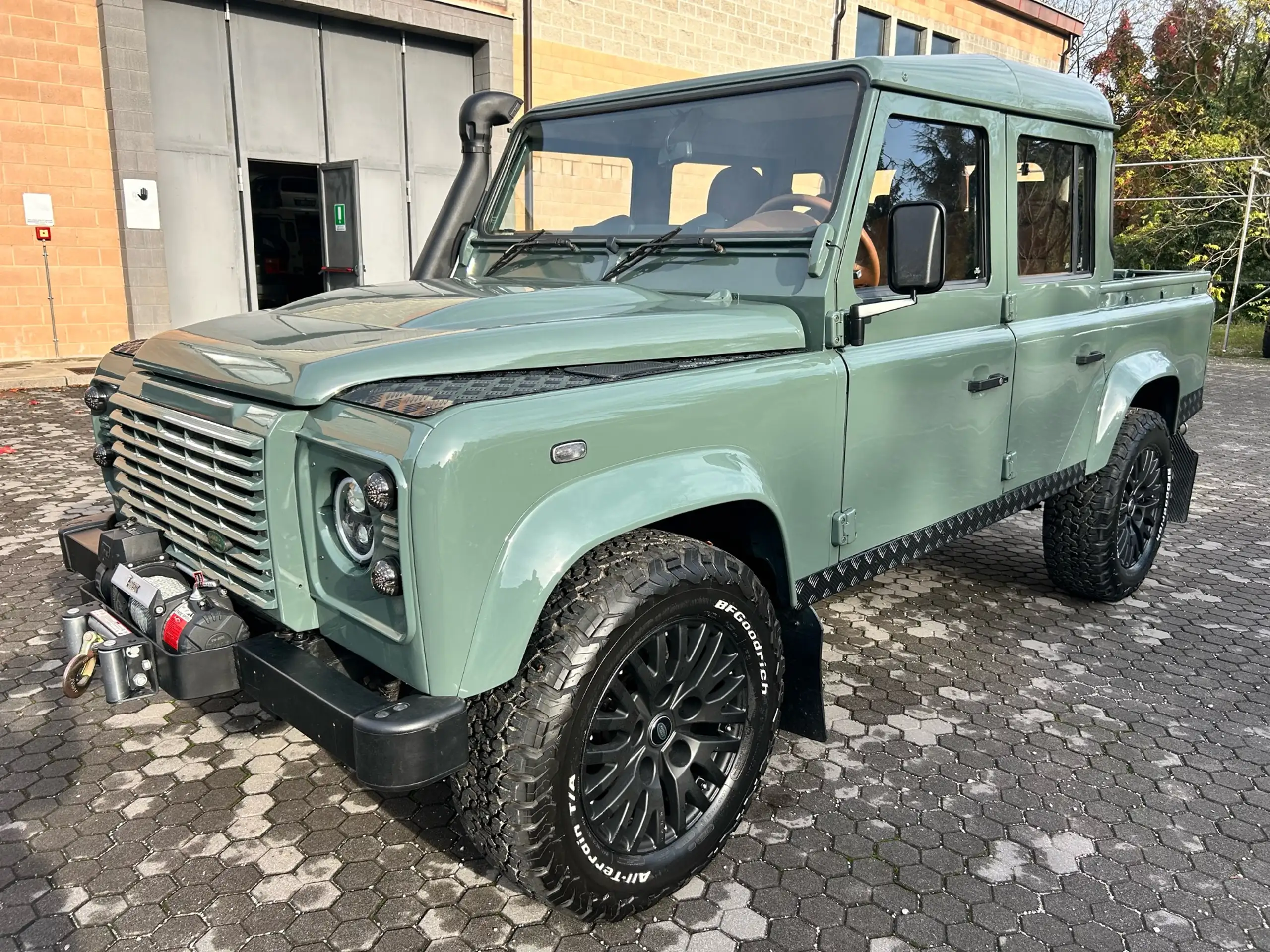 Land Rover - Defender