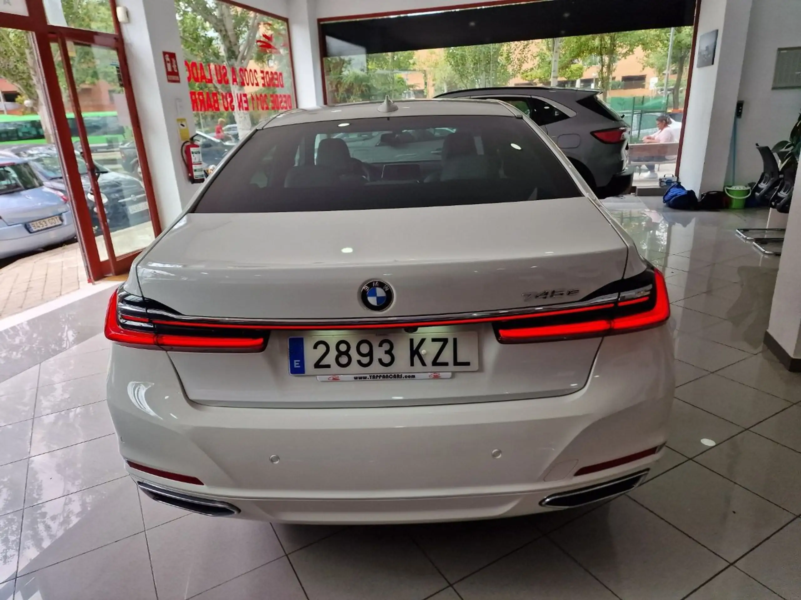 BMW - 745