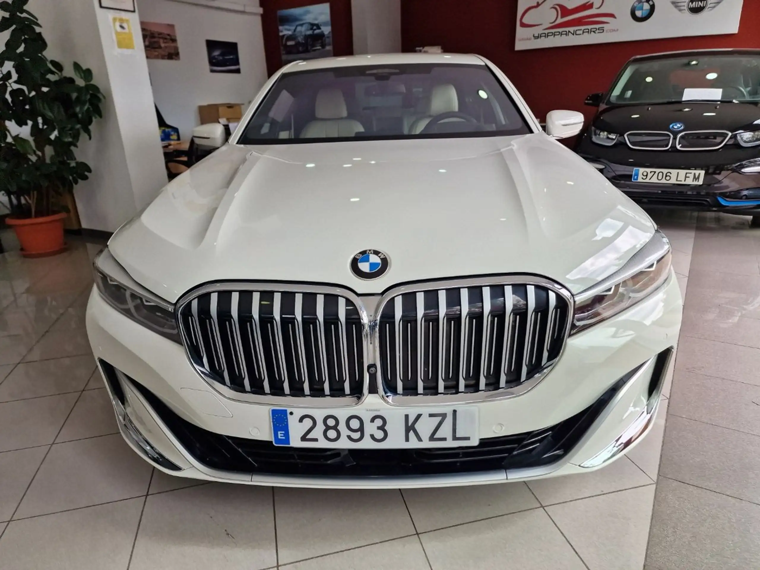 BMW - 745