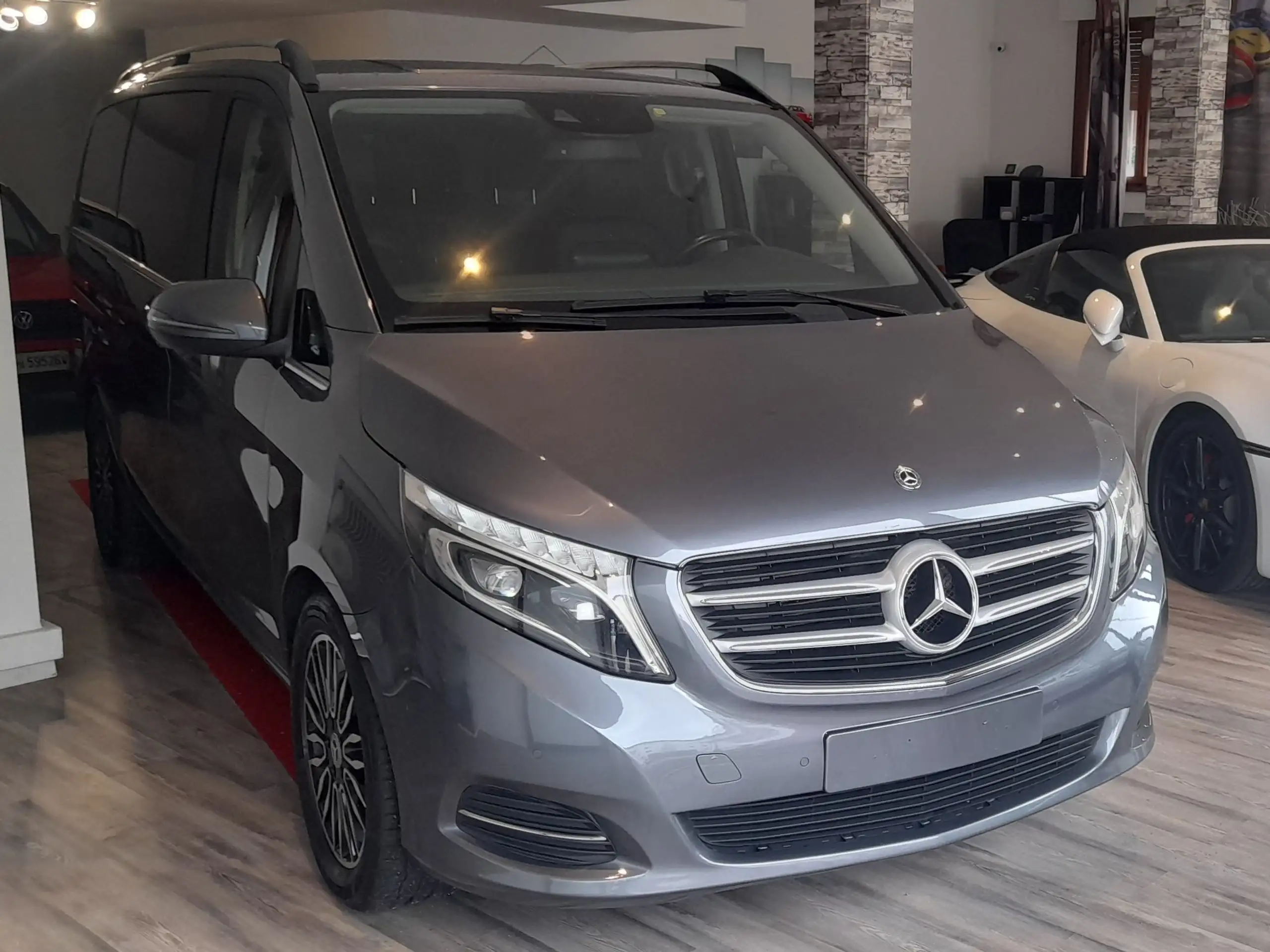 Mercedes-Benz - V 250