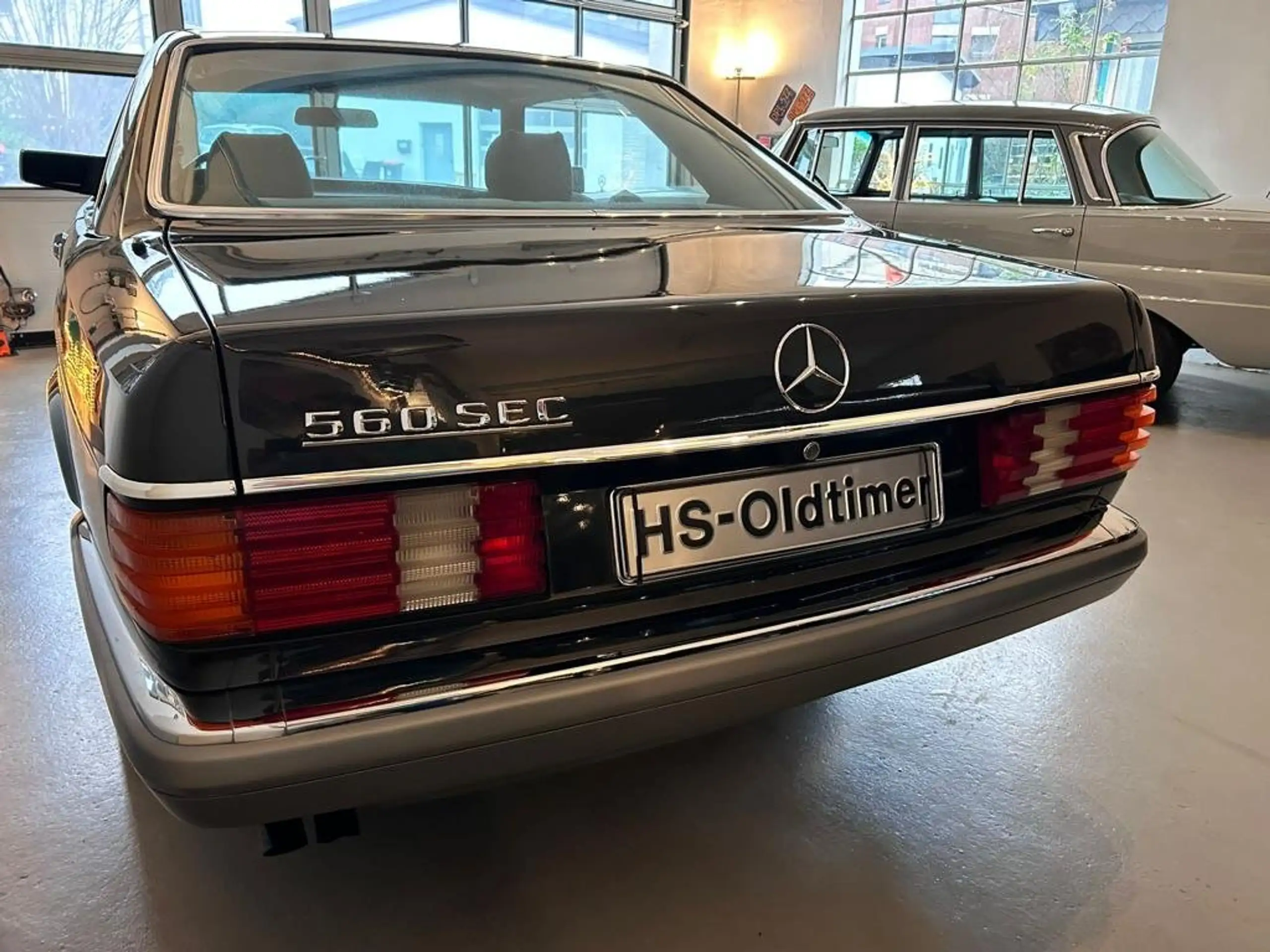 Mercedes-Benz - 560