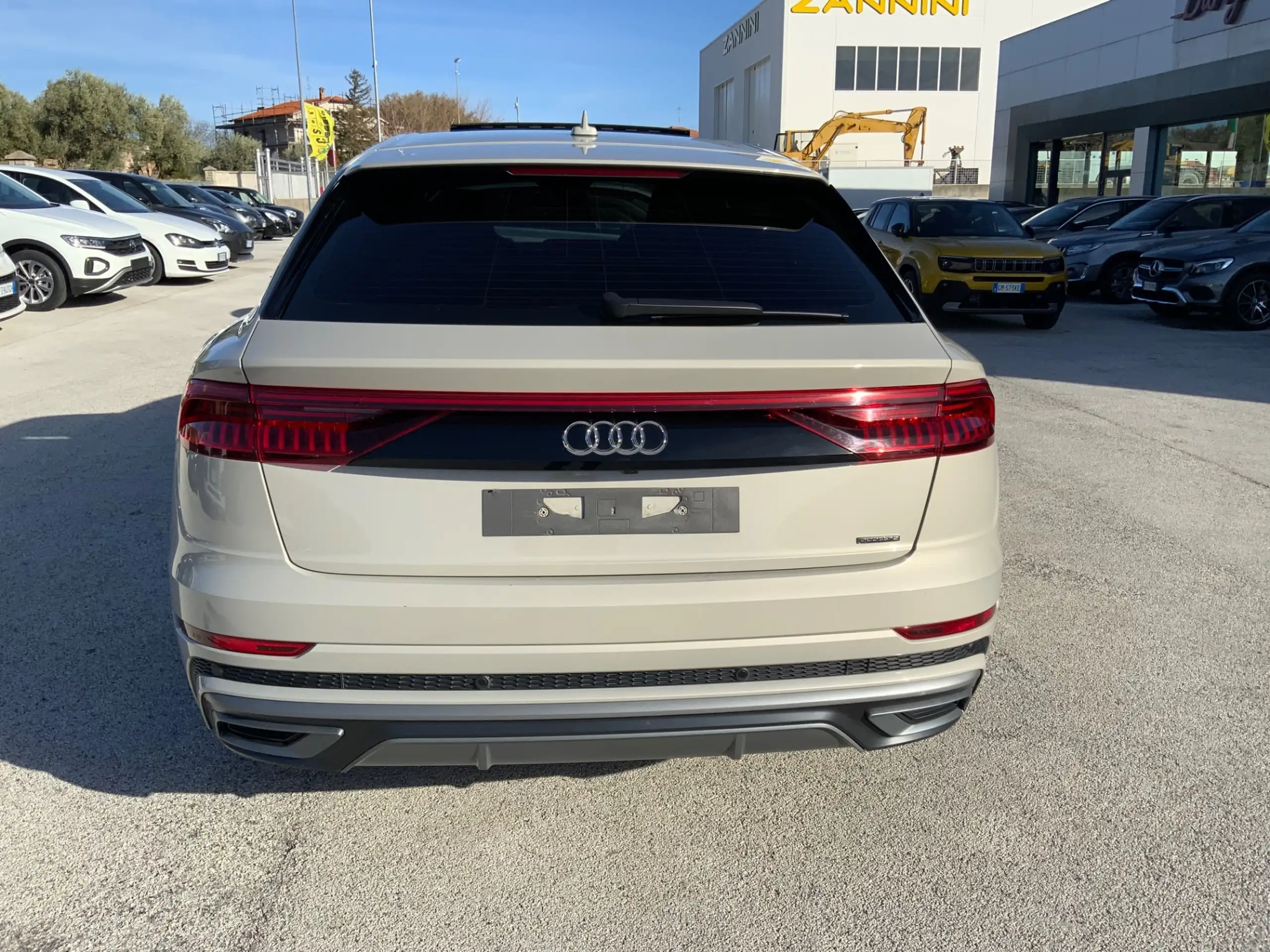 Audi - Q8