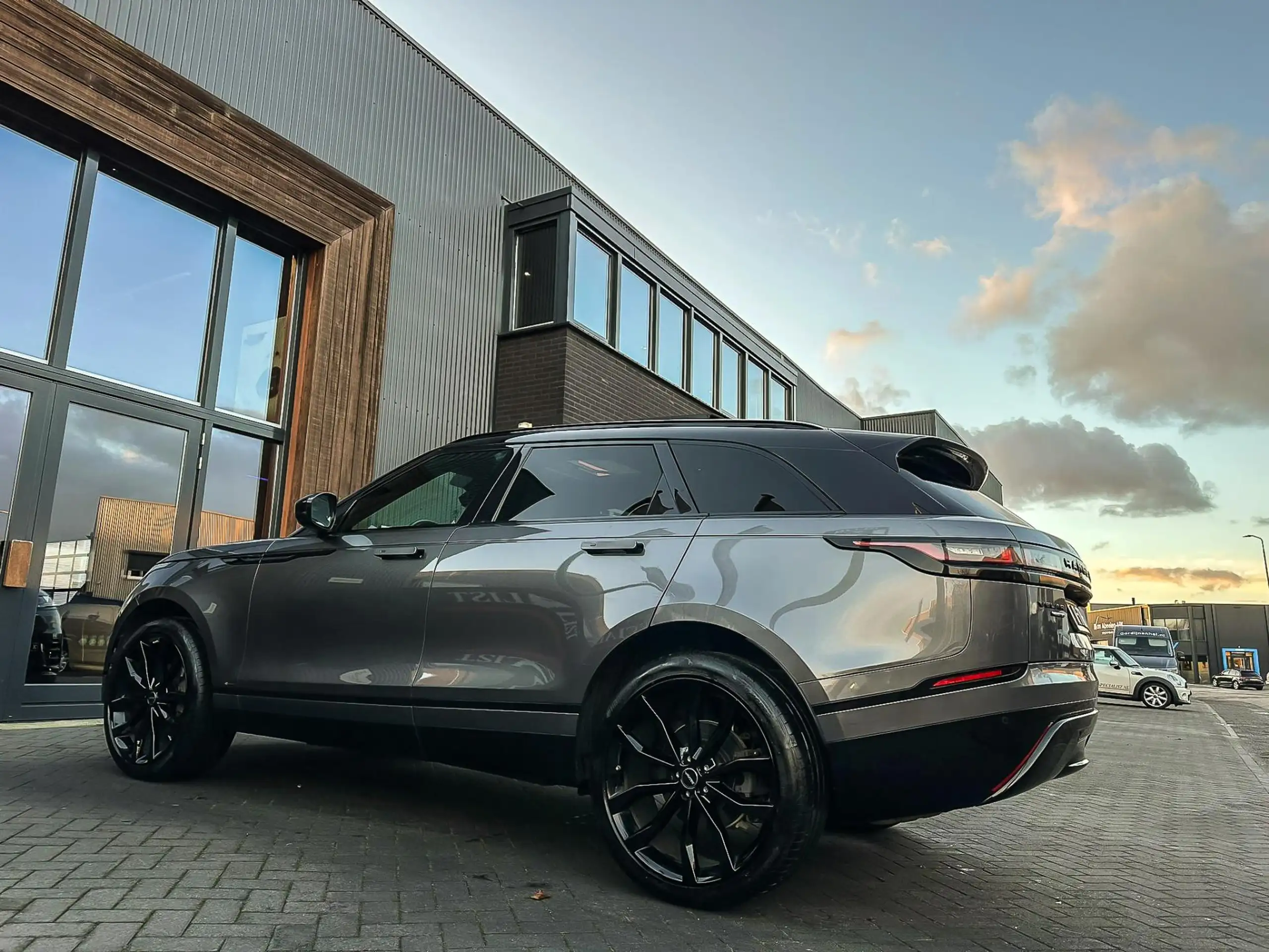 Land Rover - Range Rover Velar