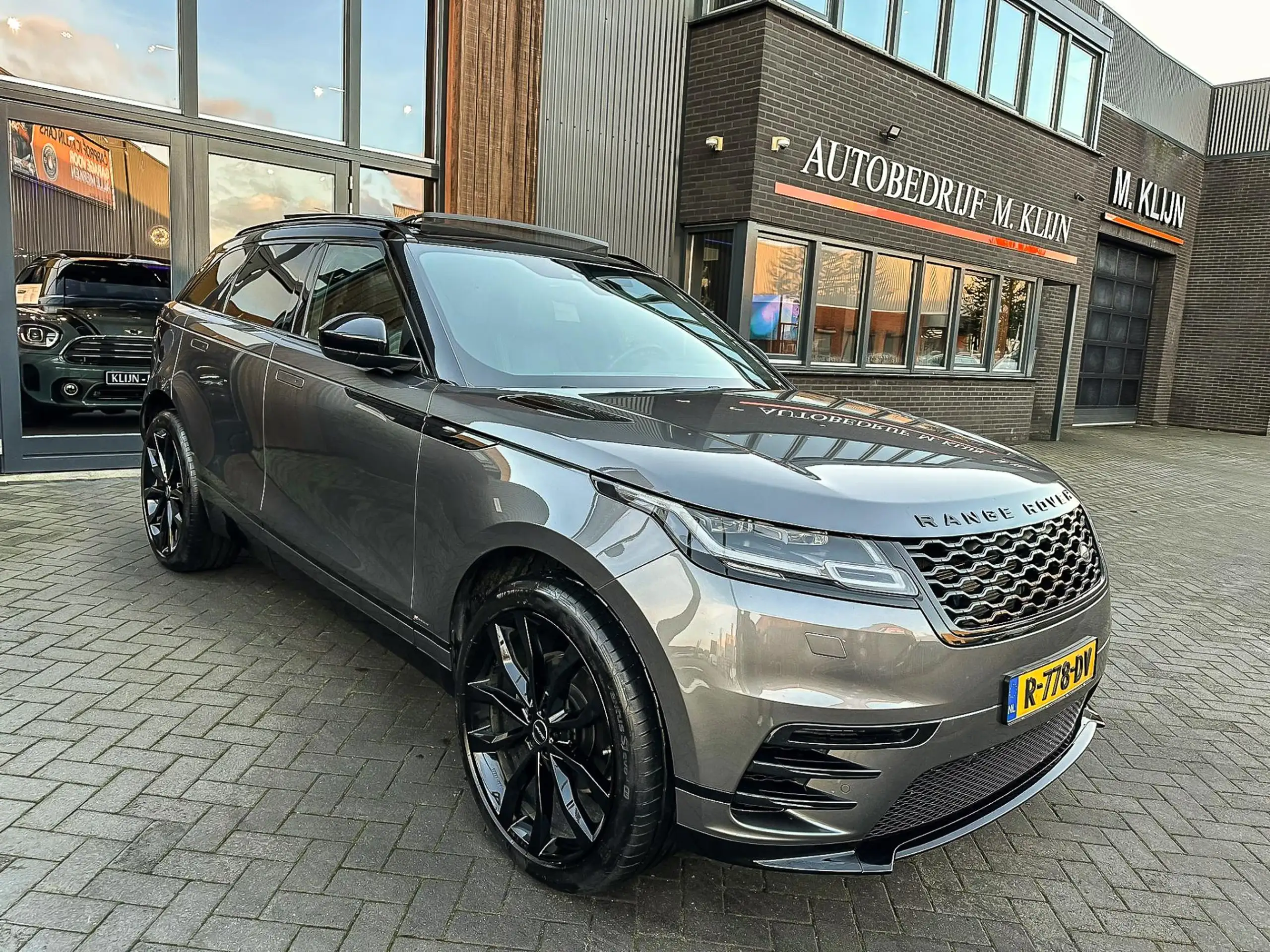 Land Rover - Range Rover Velar