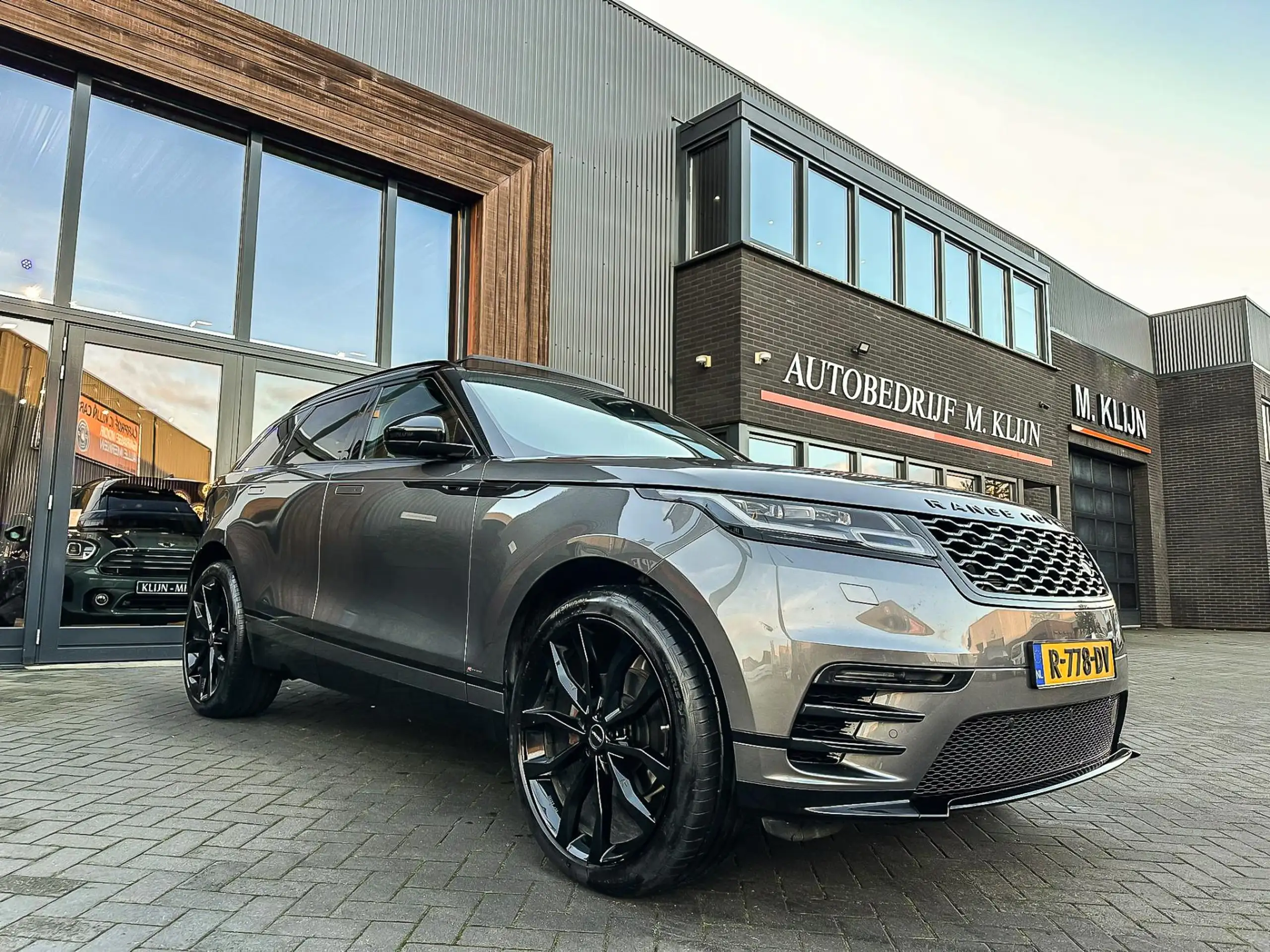 Land Rover - Range Rover Velar