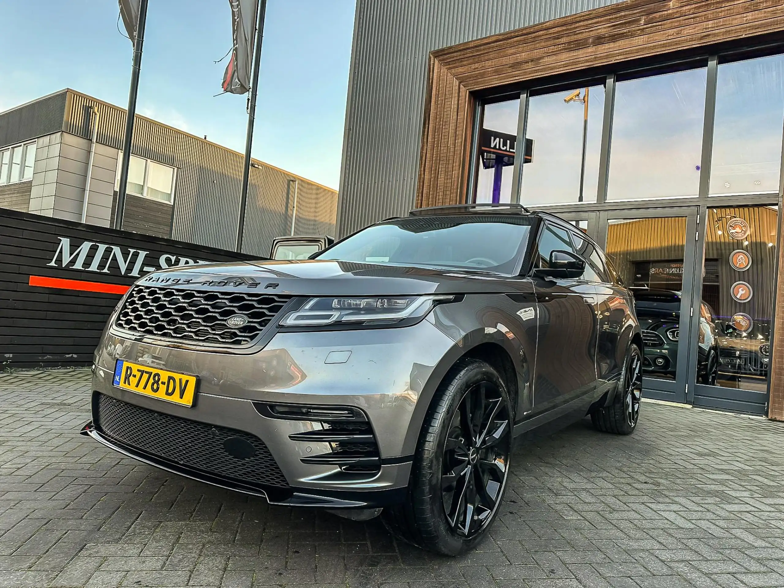 Land Rover - Range Rover Velar