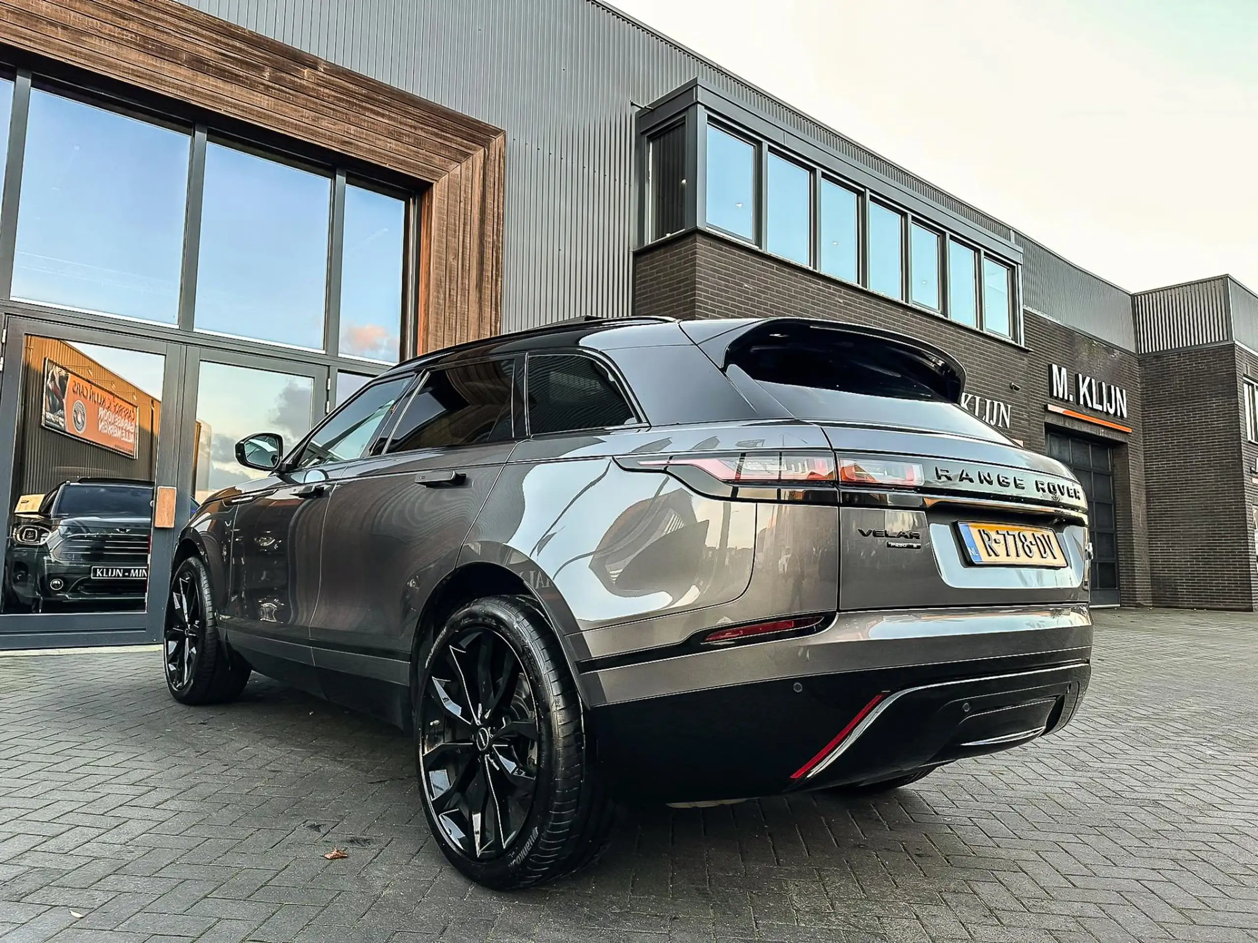 Land Rover - Range Rover Velar