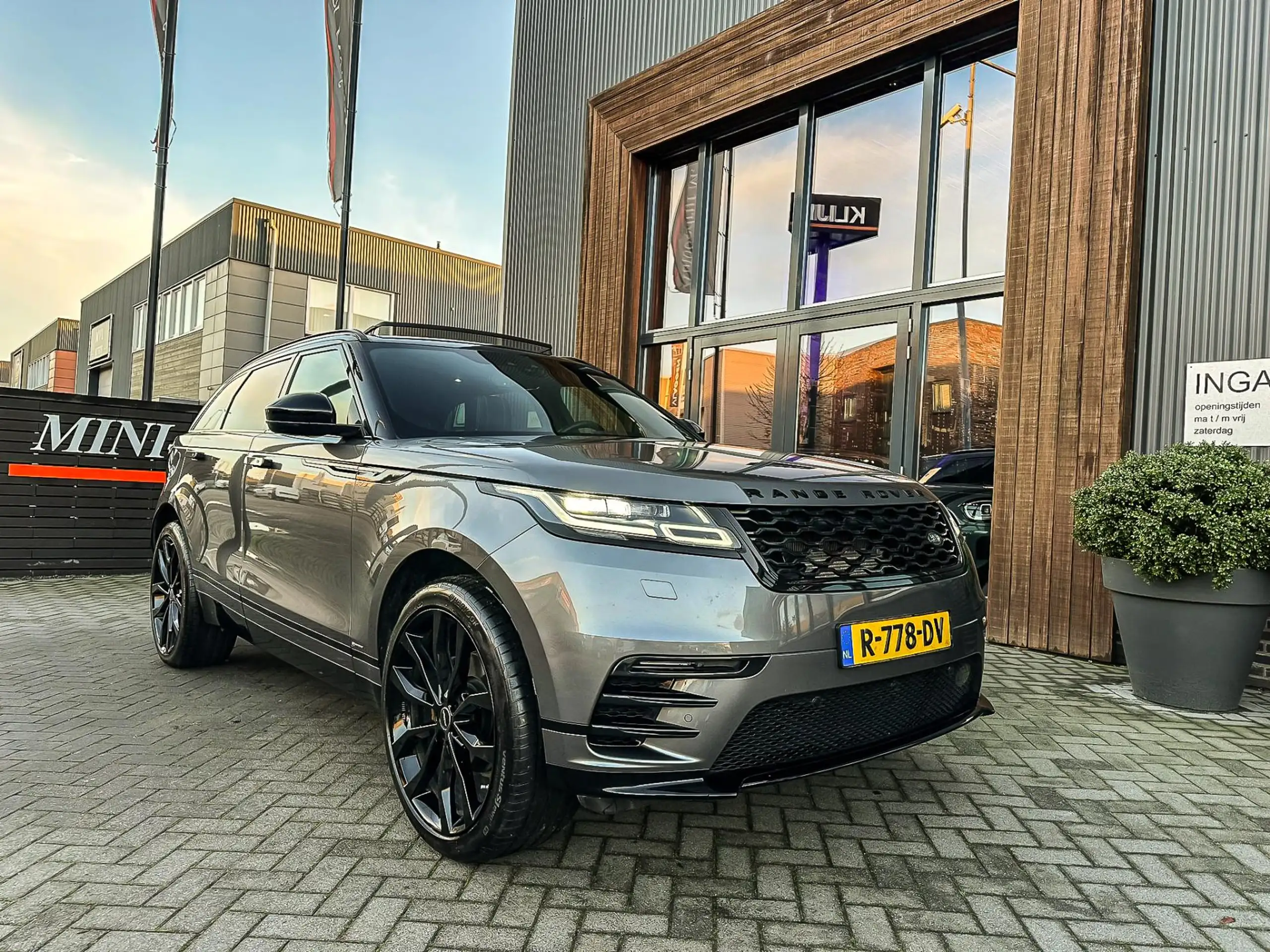 Land Rover - Range Rover Velar